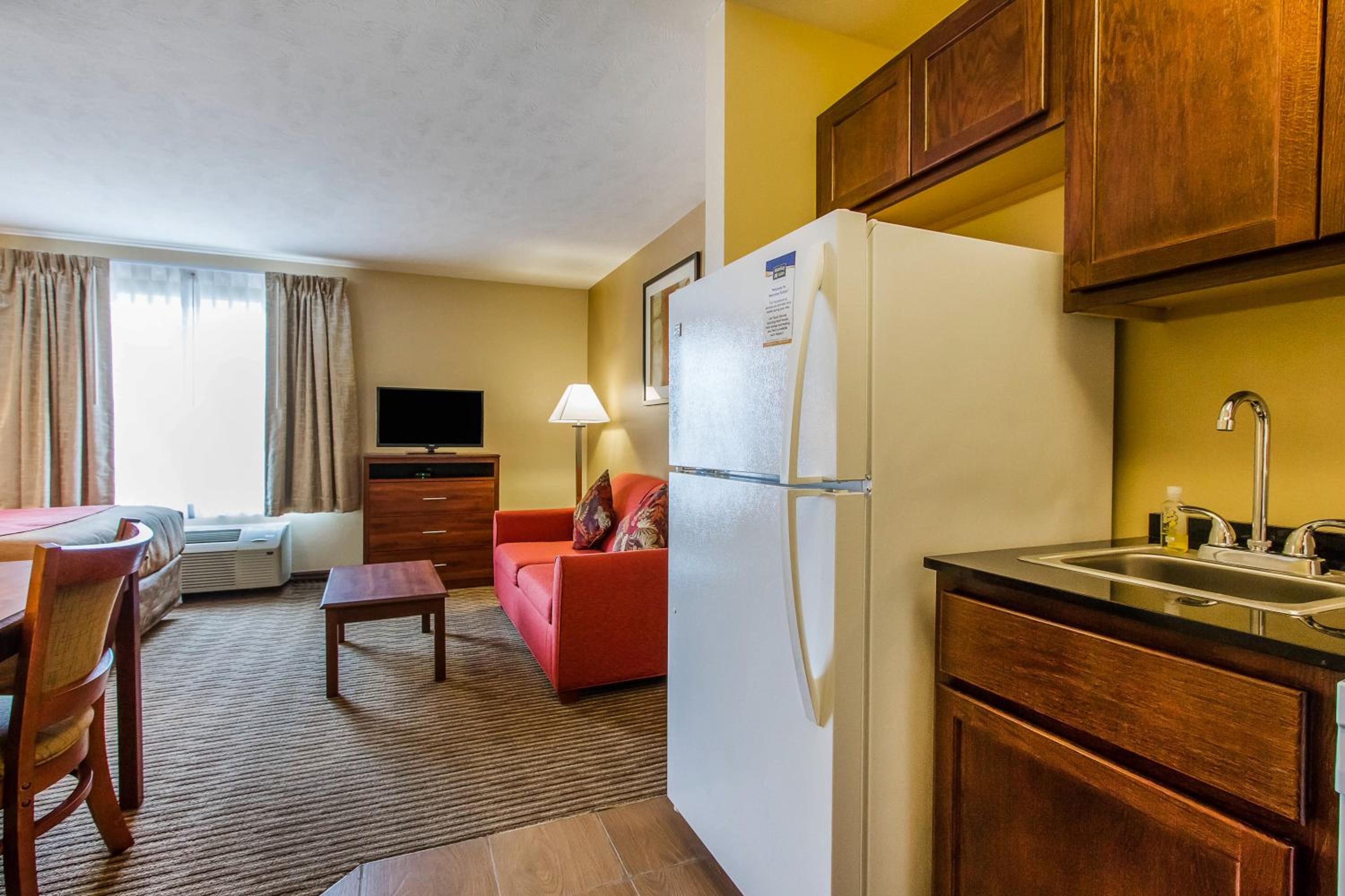 King Suite with Sofa Bed - Non-Smoking photo 3