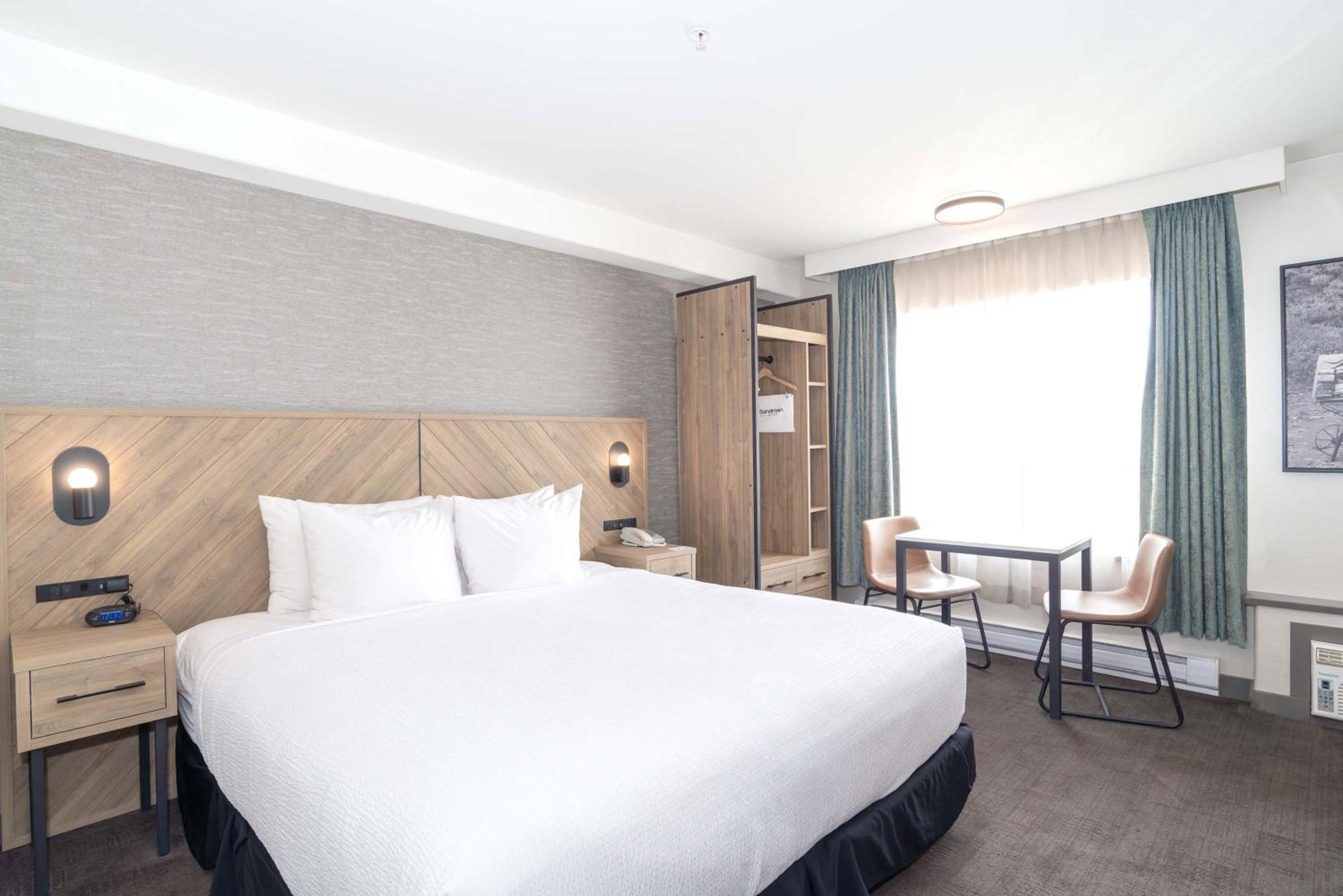 Standard Room, 1 King Bed - Photo 1