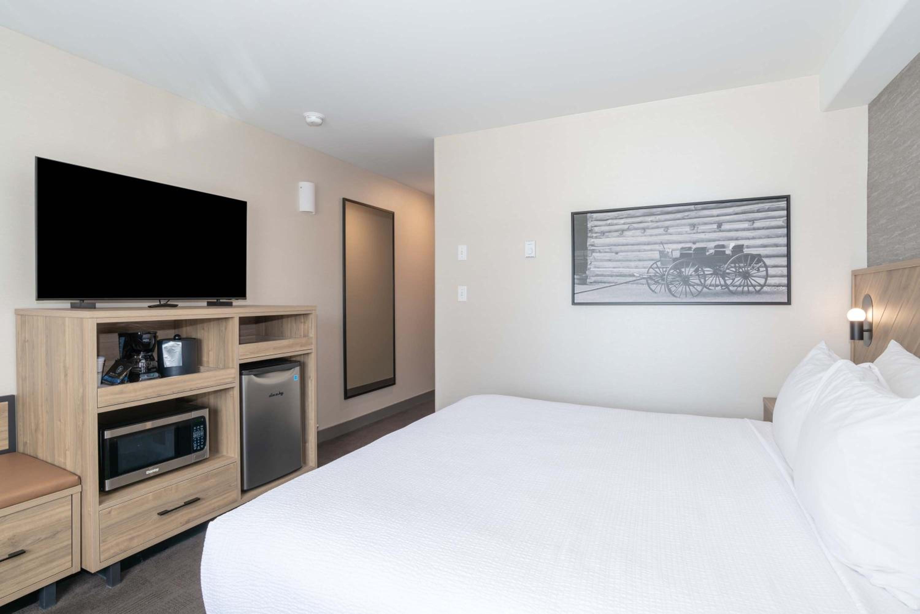 Standard Room, 1 King Bed - Photo 3