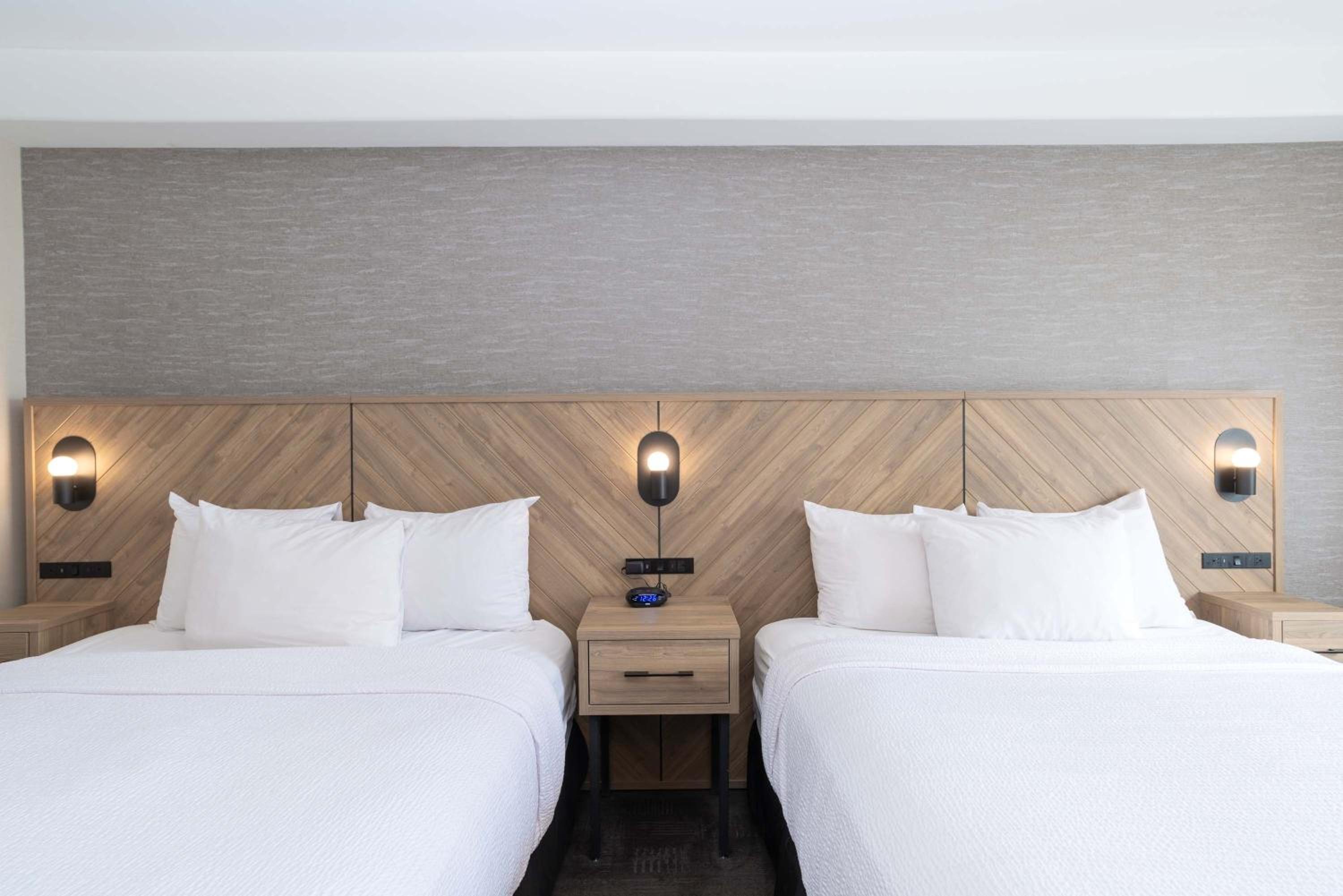 Standard Room, 2 Queen Beds - Photo 2