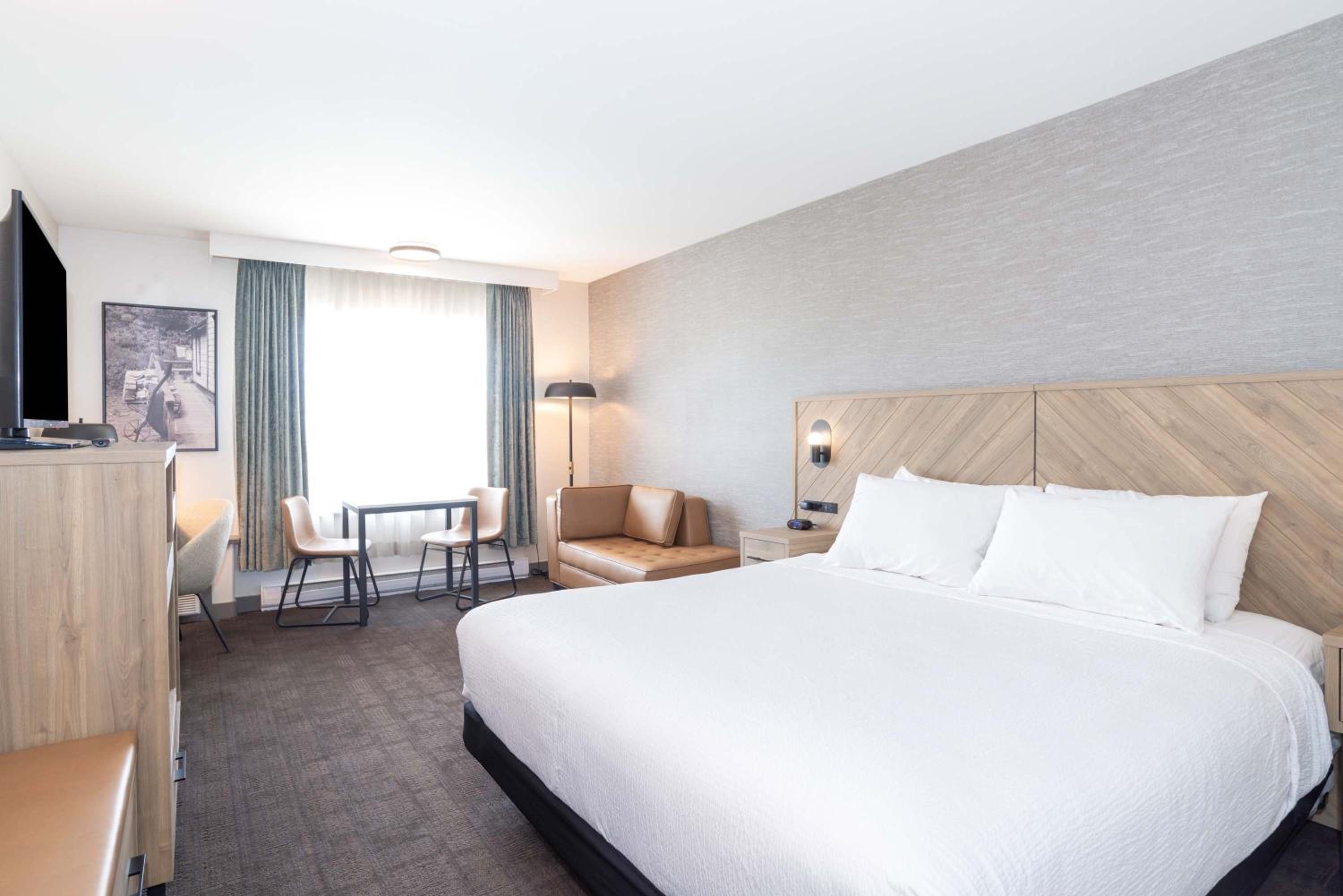 Grand Room, 1 King Bed - Photo 1