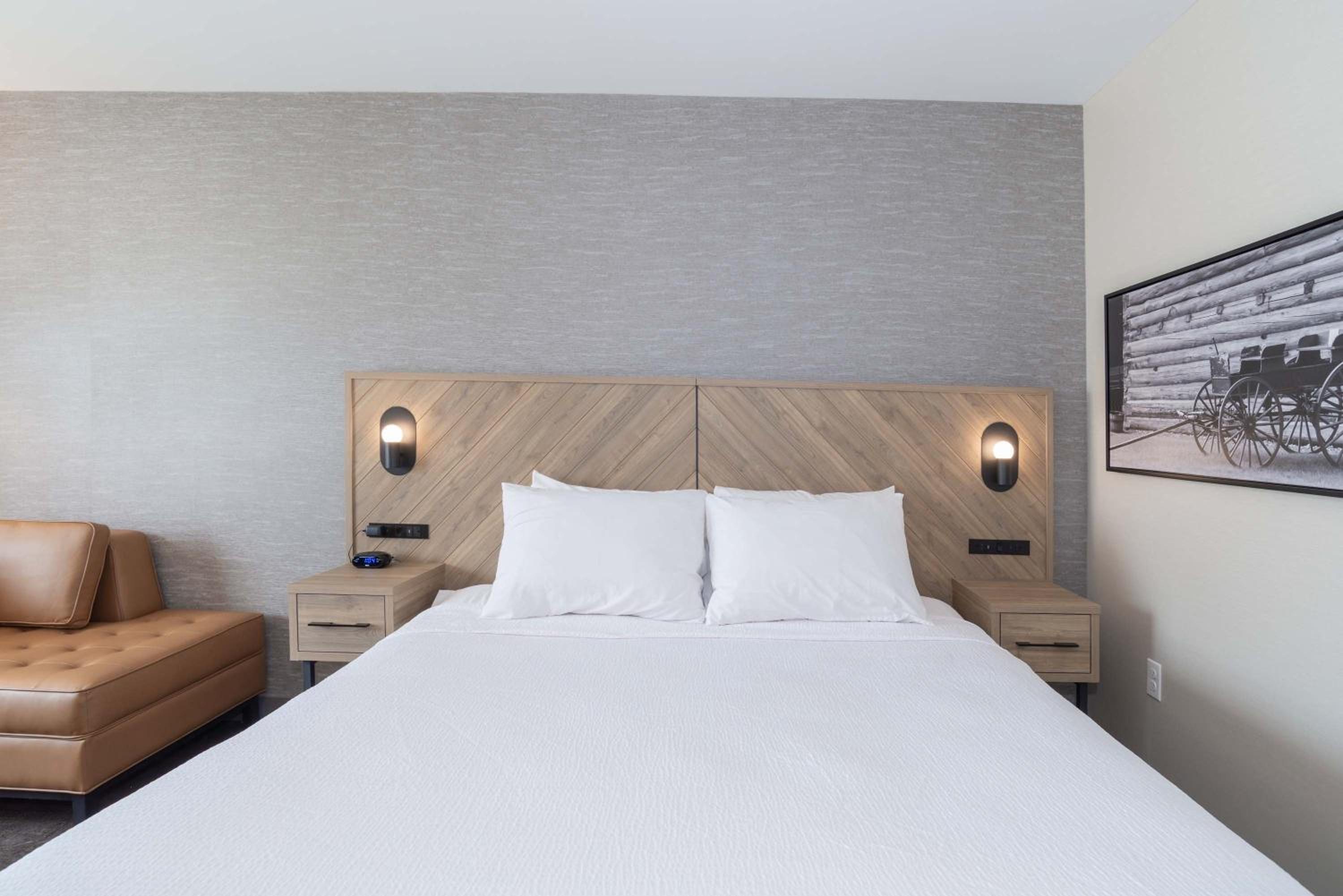 Grand Room, 1 King Bed - Photo 2