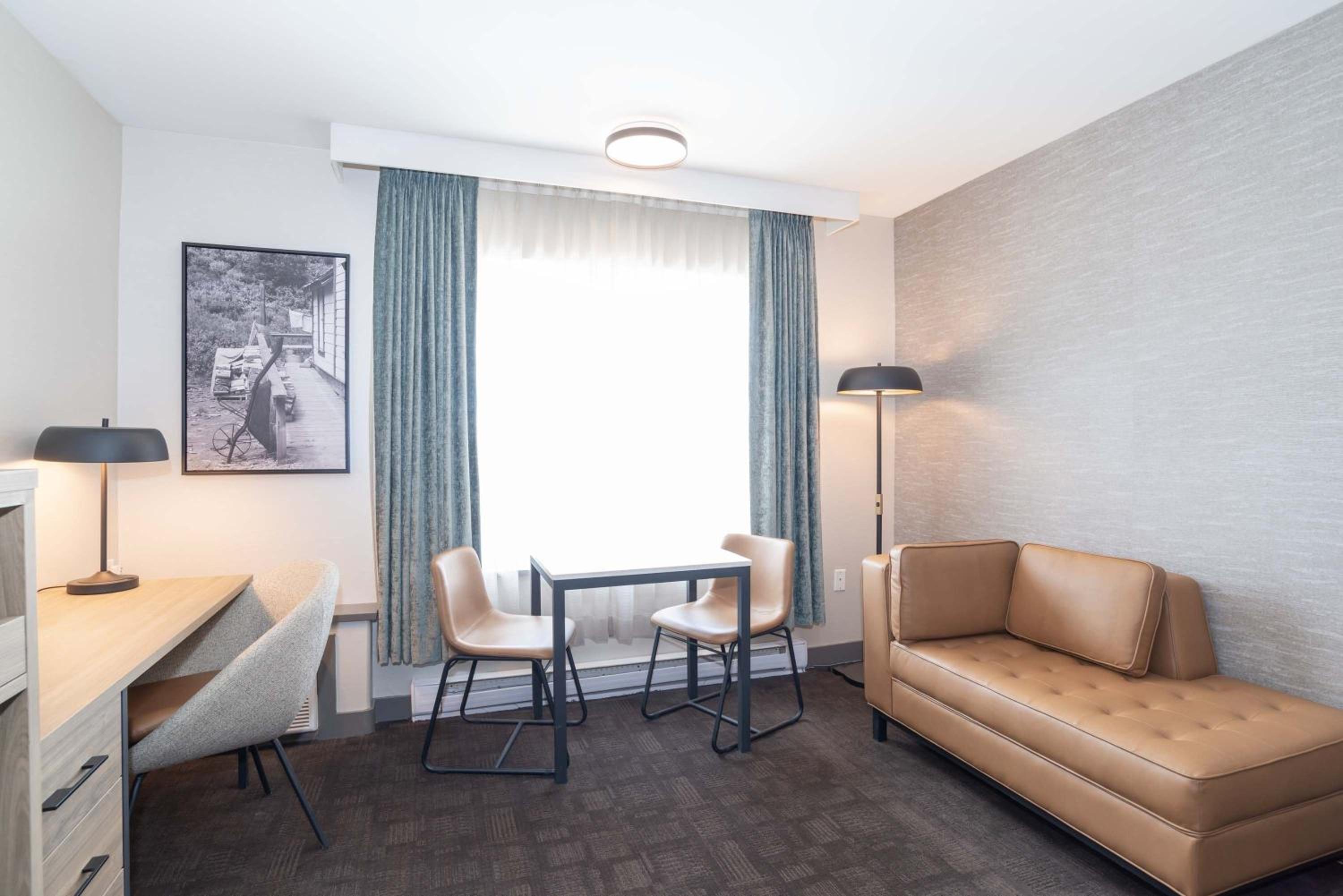 Grand Room, 1 King Bed - Photo 3