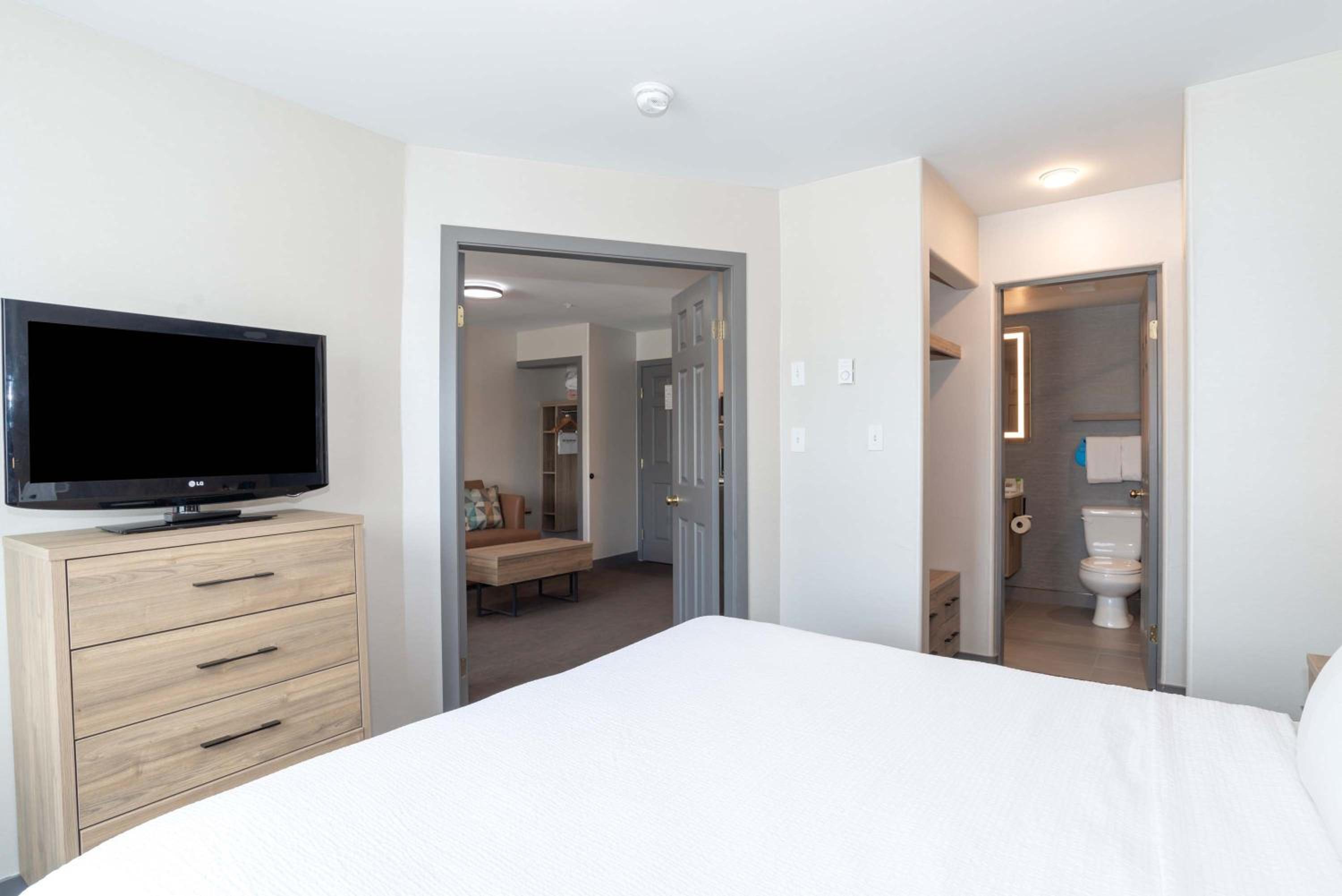 Grand Suite, 1 King Bed, Sofa Bed, Wet Bar - Photo 2