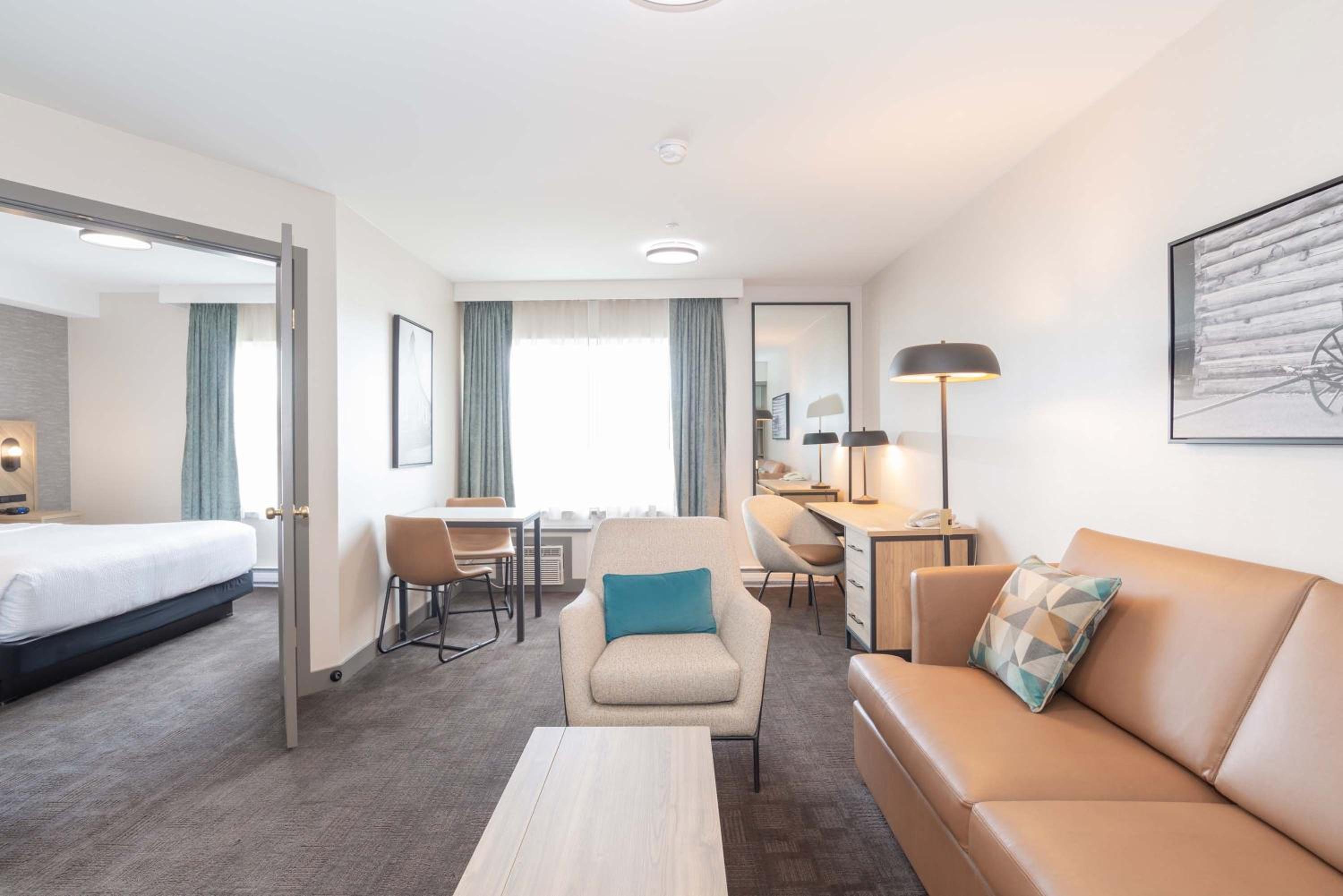 Grand Suite, 1 King Bed, Sofa Bed, Wet Bar - Photo 3