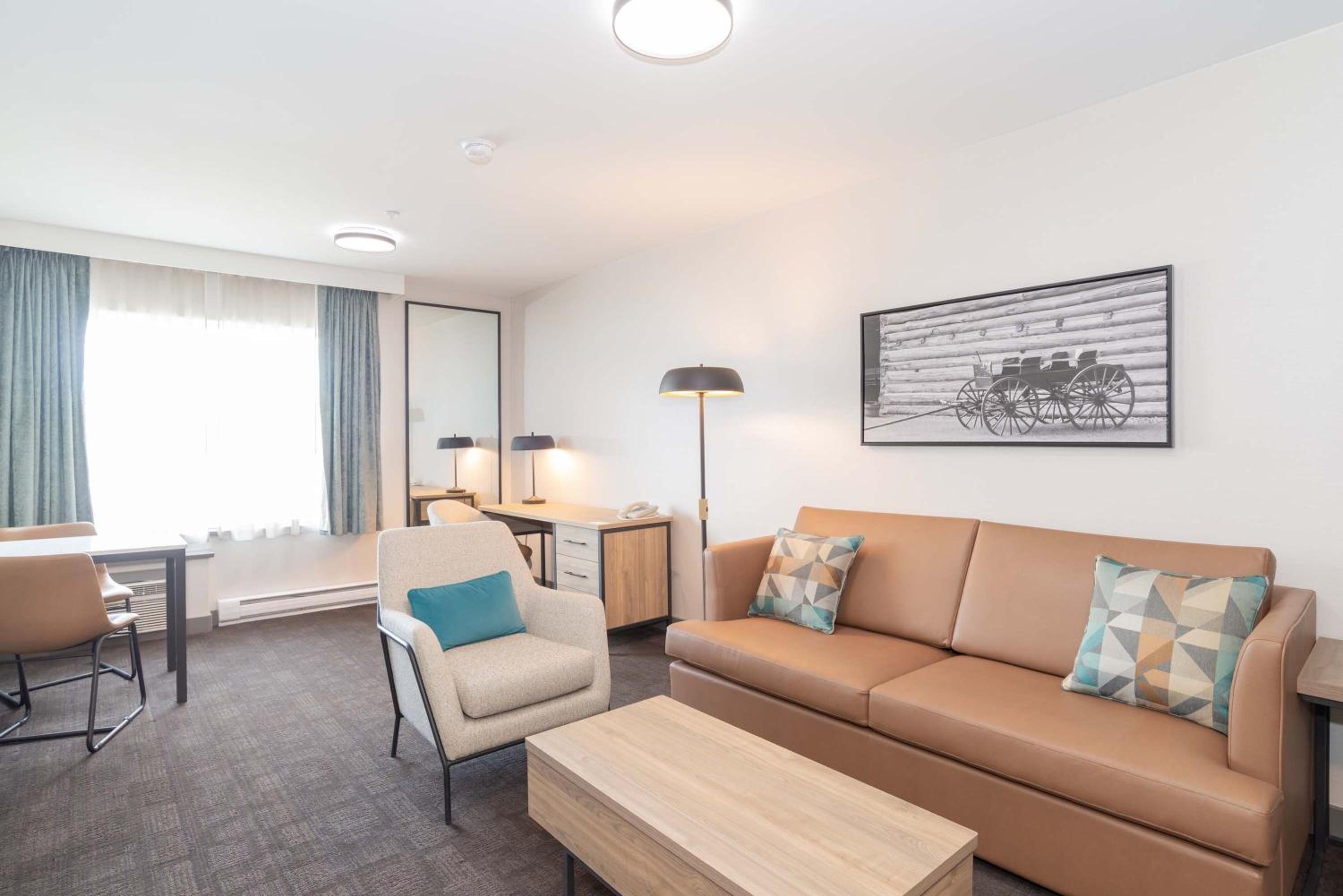 Grand Suite, 1 King Bed, Sofa Bed, Wet Bar - Photo 4