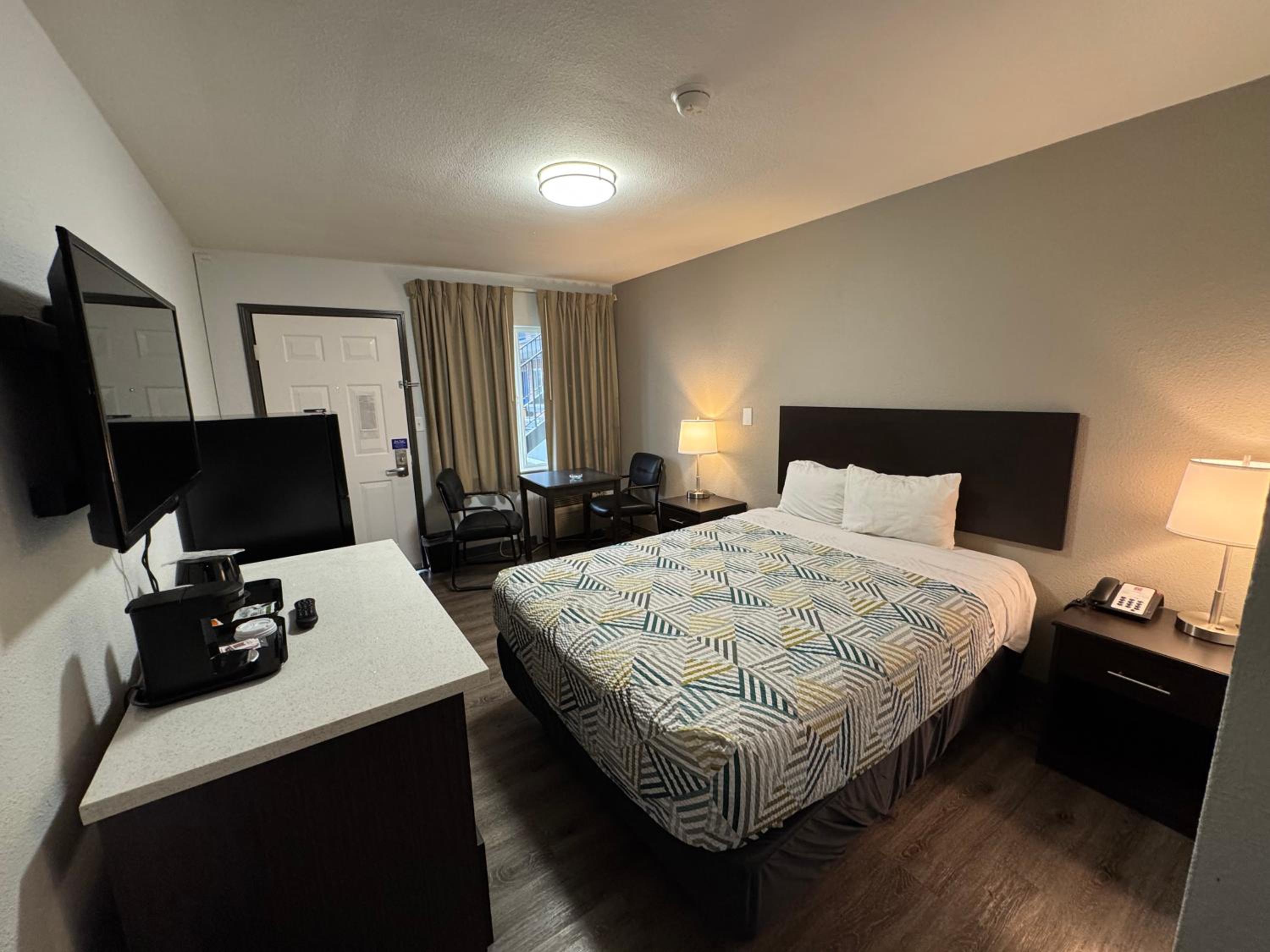 1 Queen Bed | Mobil Access Tub Smk Micfridg photo 1
