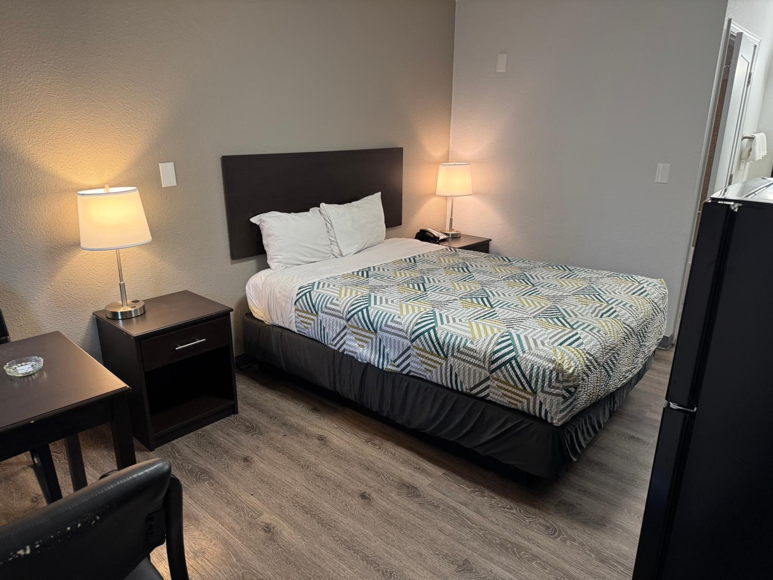1 Queen Bed | Mobil Access Tub Smk Micfridg photo 2