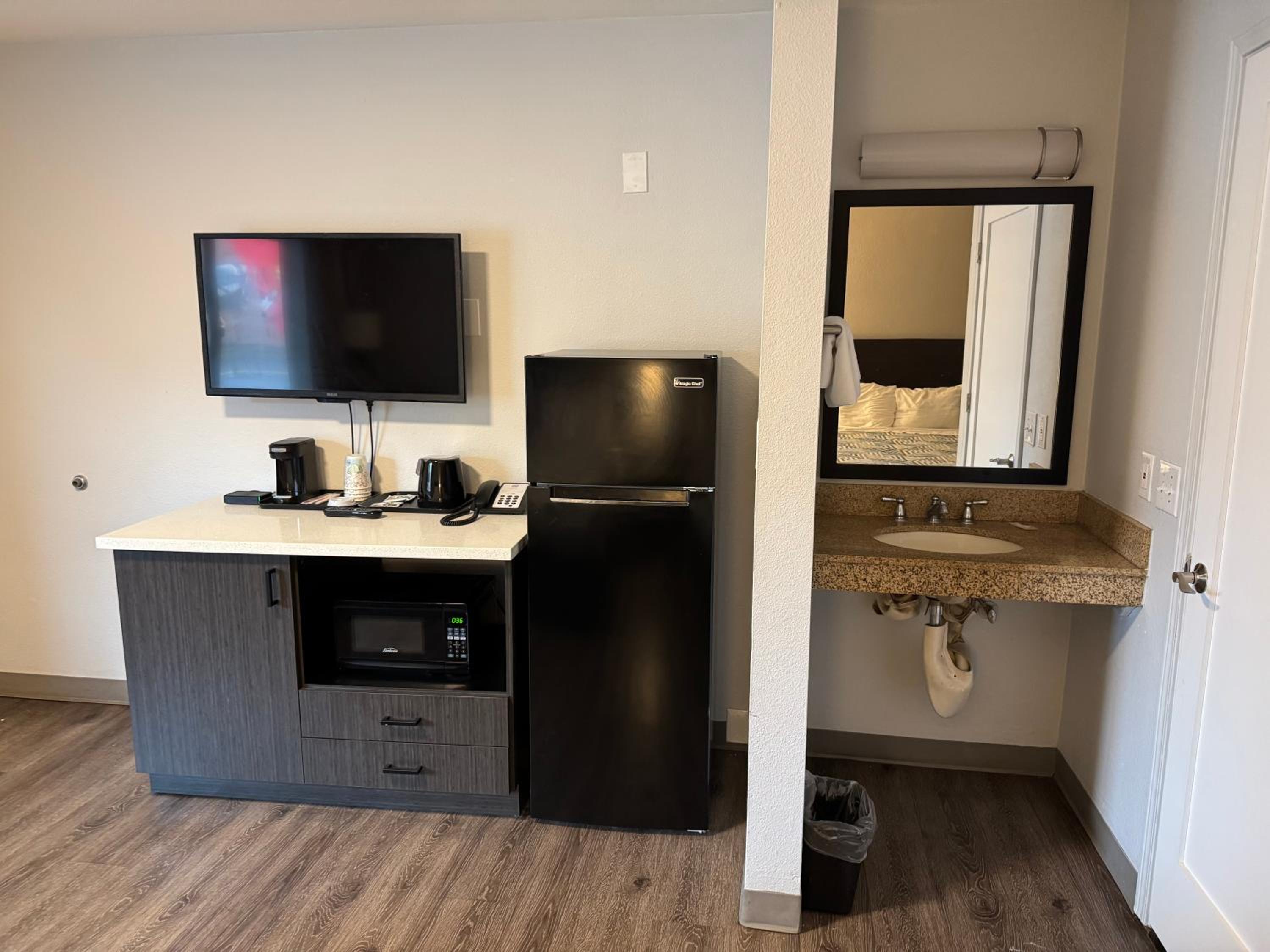 2 Queen Beds | Mobil Access Tub Smk Micfridge photo 2