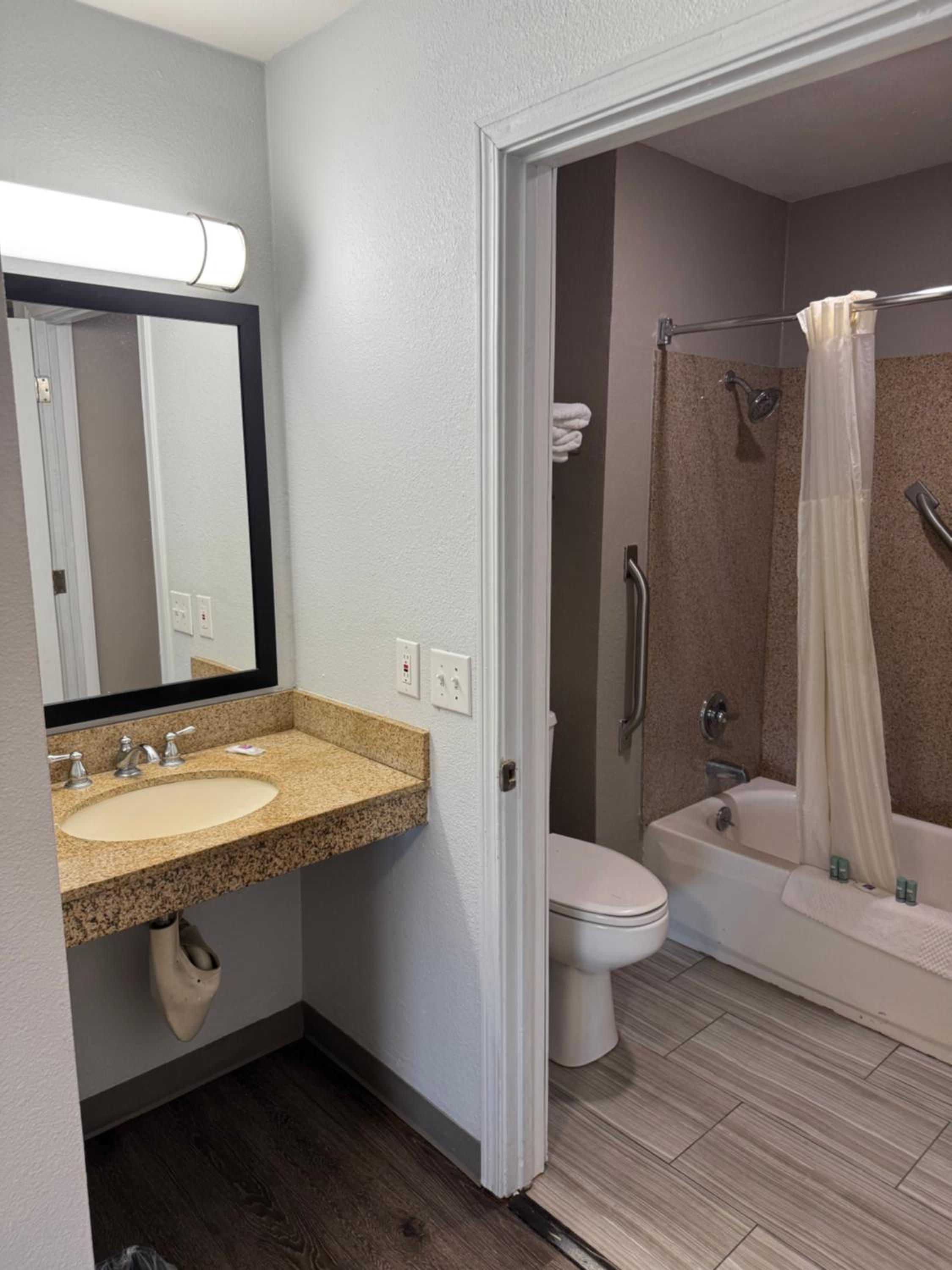 2 Queen Beds | Mobil Access Tub Smk Micfridge photo 3