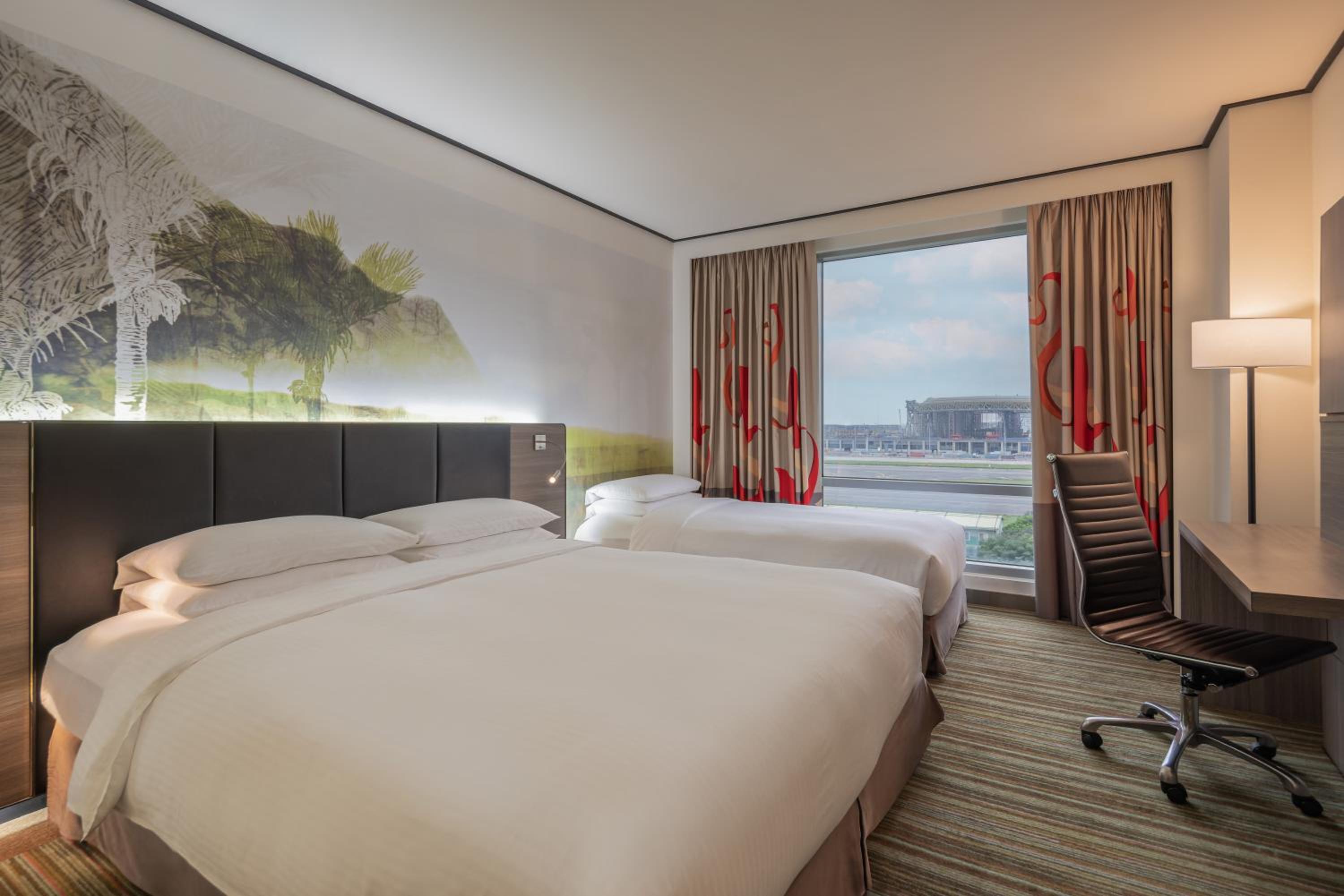 Family King Room with Airport View