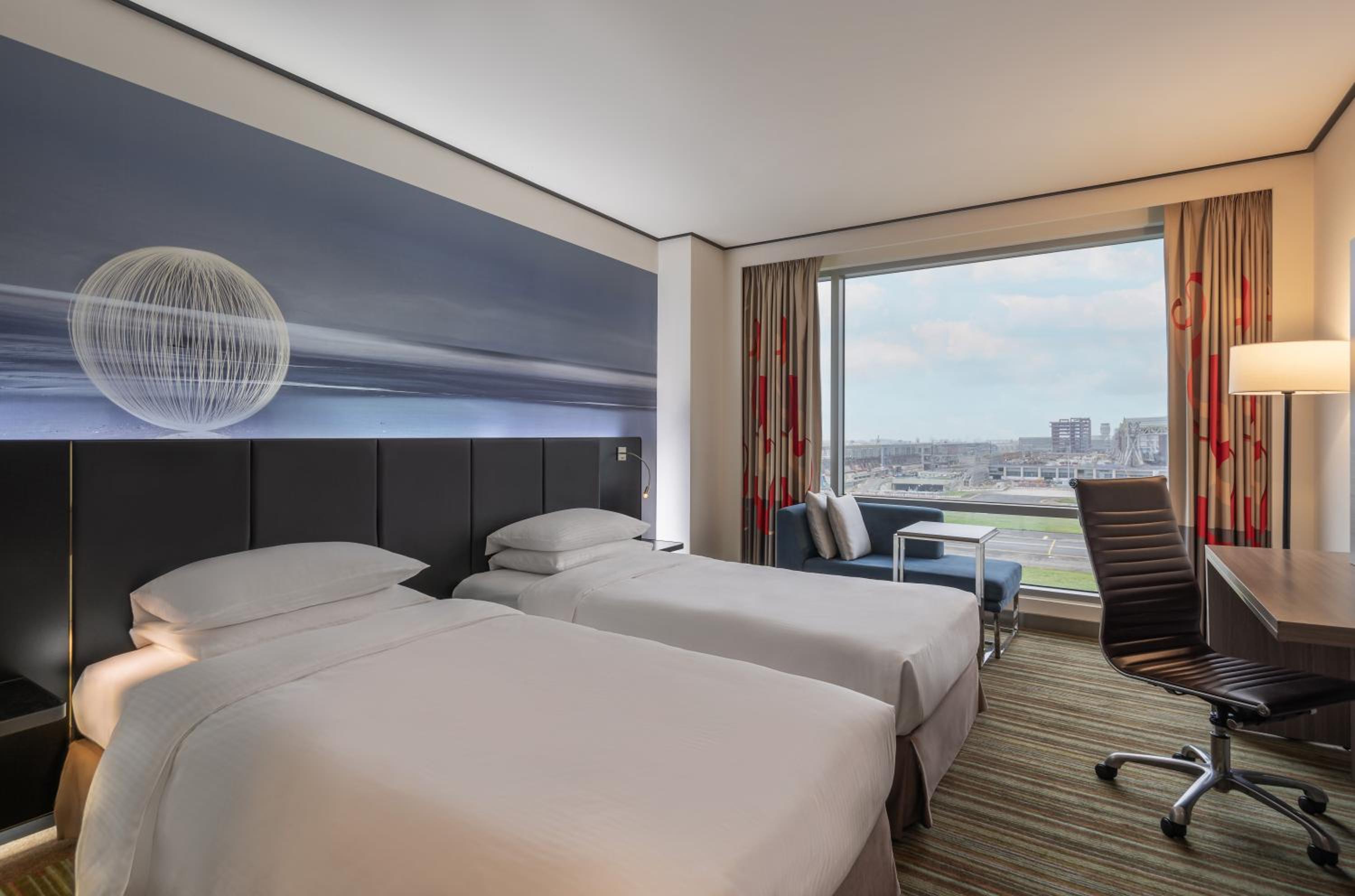 Twin room with Airport View - Photo 1
