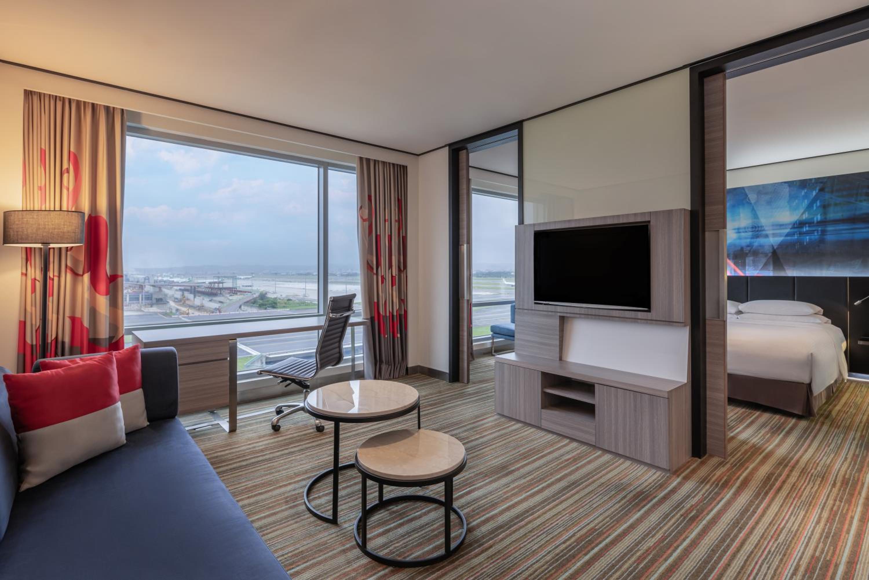 King Regency Suite with Airport View - Photo 2
