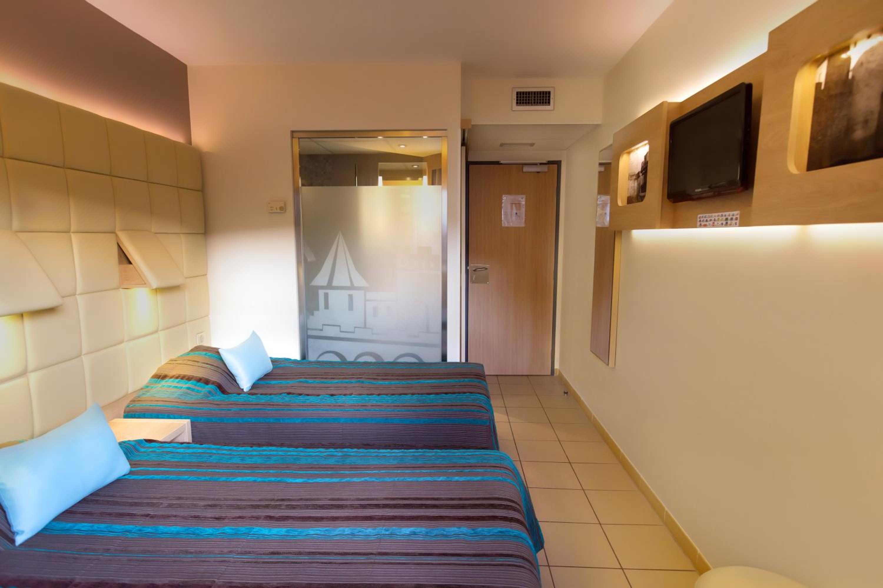 Standard Twin Room - Photo 5