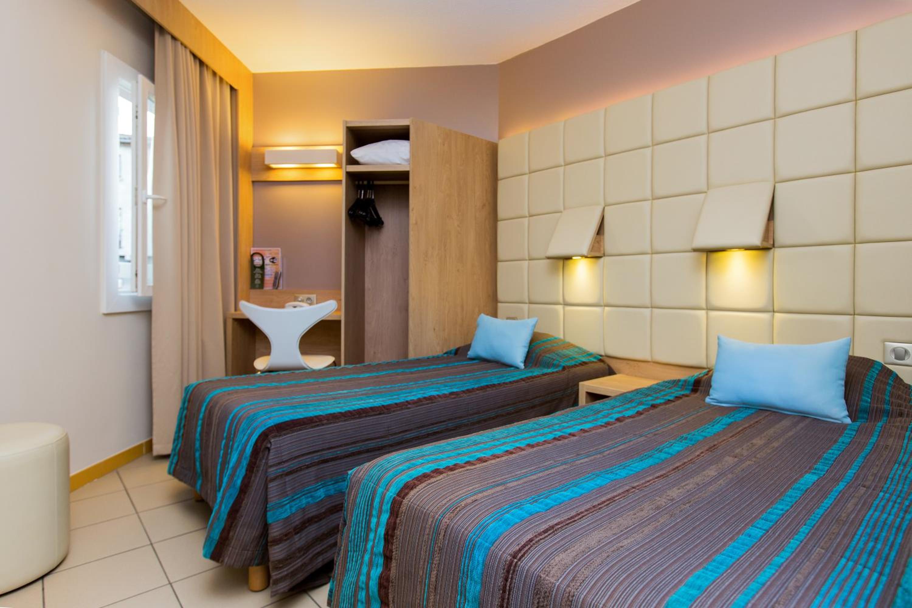 Standard Twin Room - Photo 1