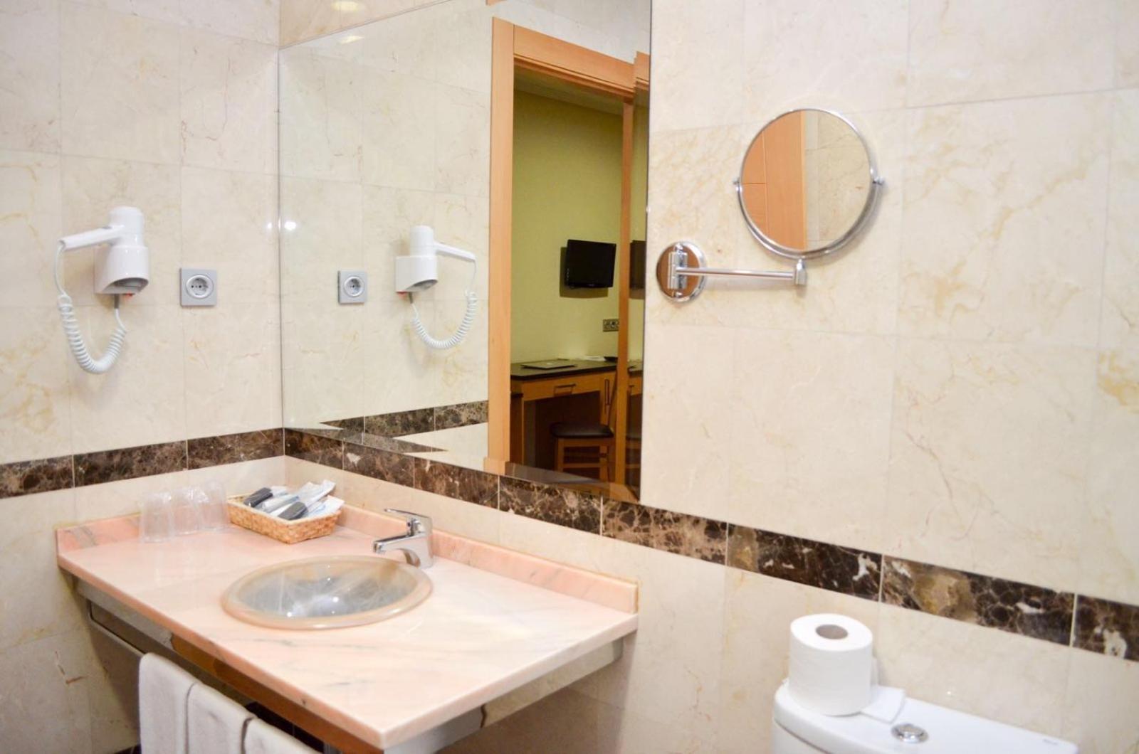 Double or Twin Room - Photo 3