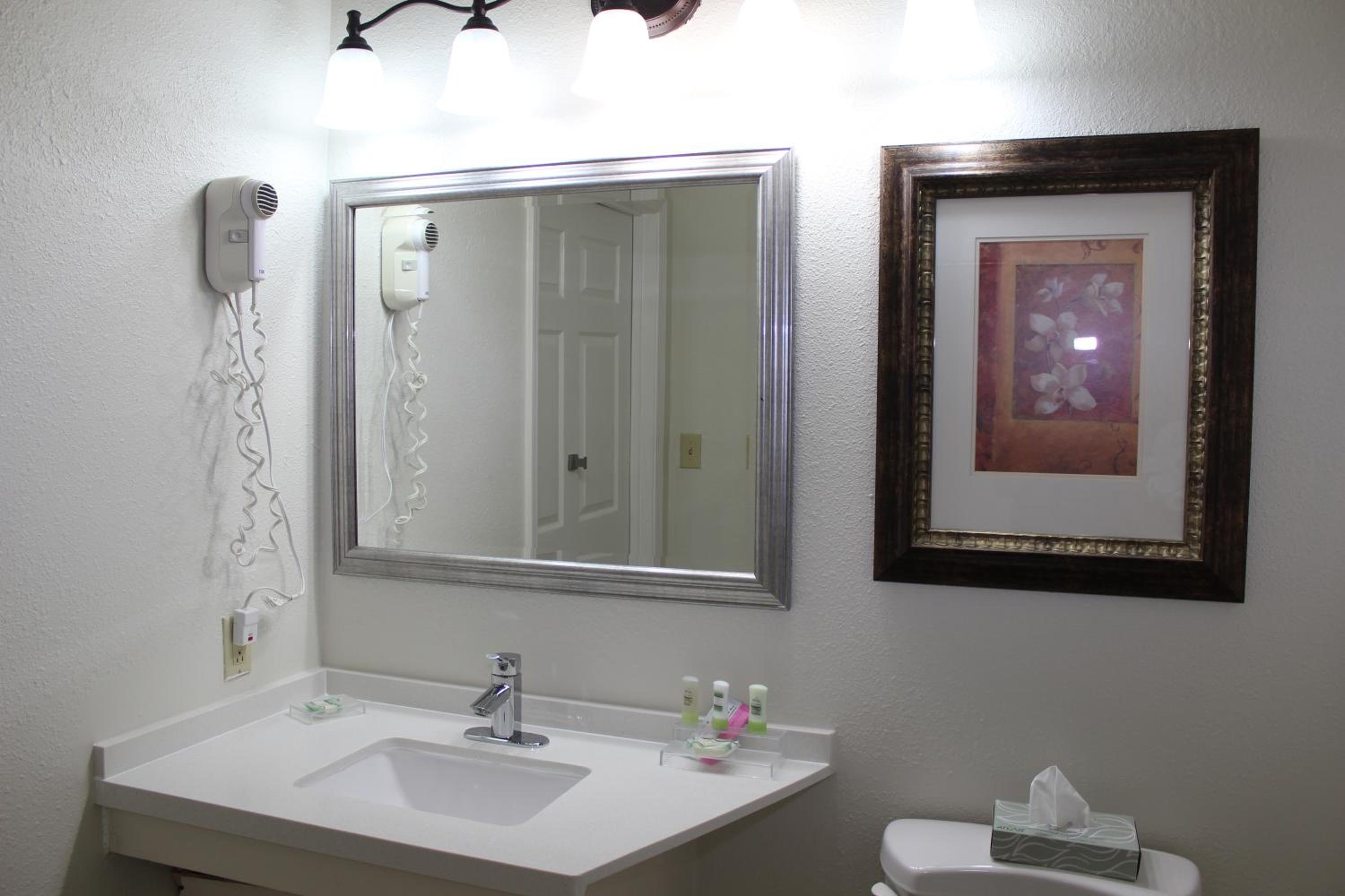 Queen Room with Two Queen Beds - Non-Smoking - Photo 8