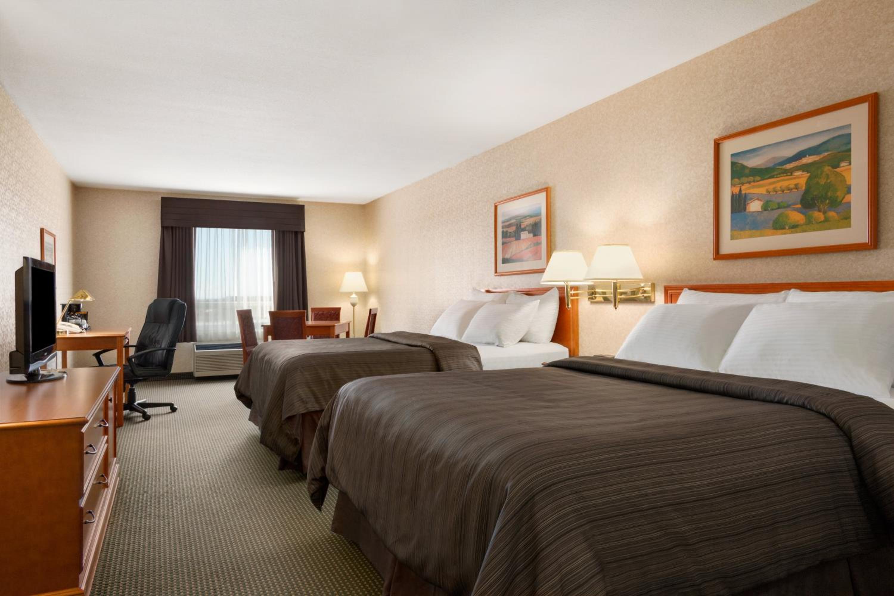 Deluxe Room with Two Queen Beds and One Sofa Bed - Non-Smoking - Photo 6