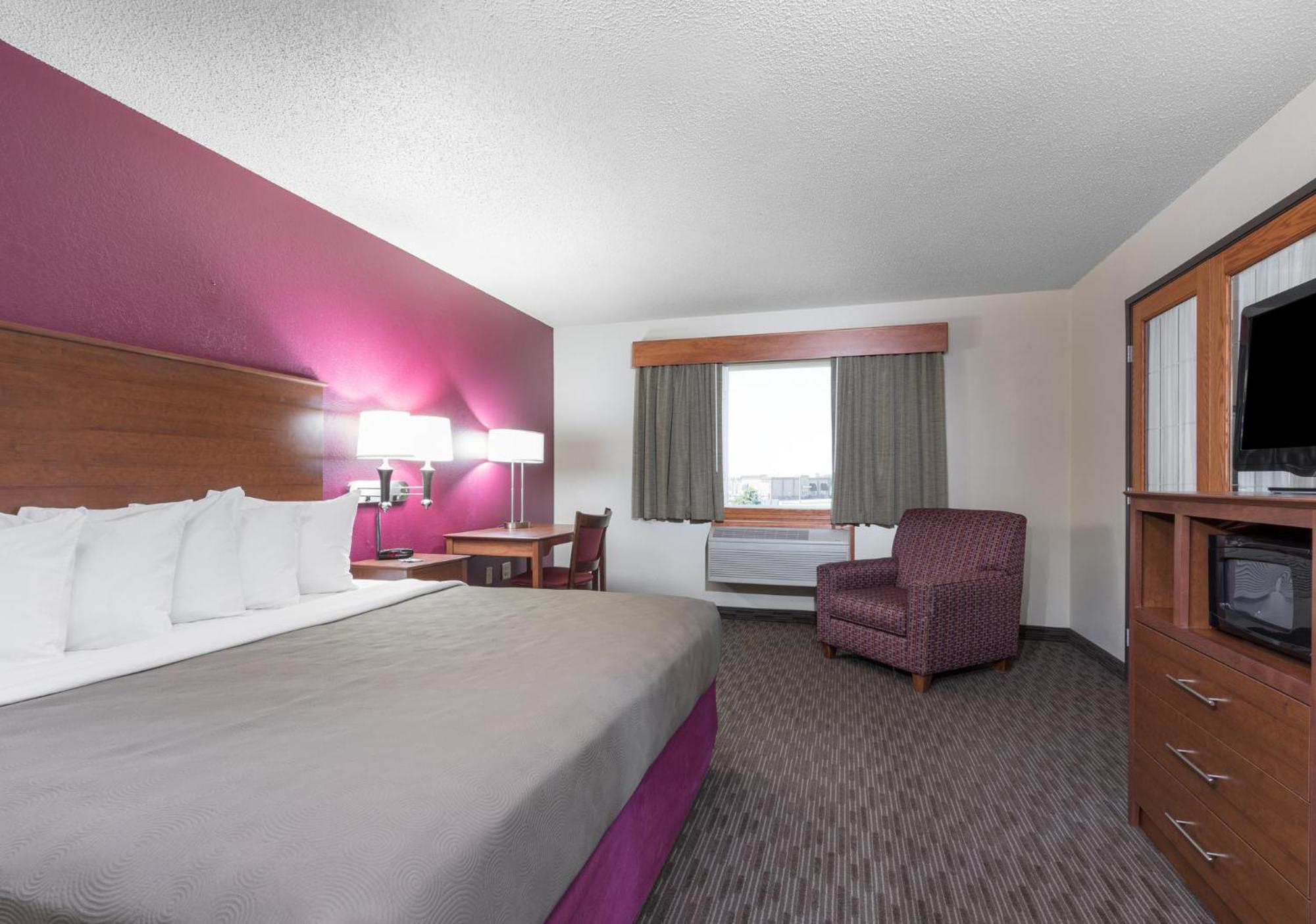 One-Bedroom Premium King Suite with Soaking Tub and Fireplace - Non-Smoking - Photo 4
