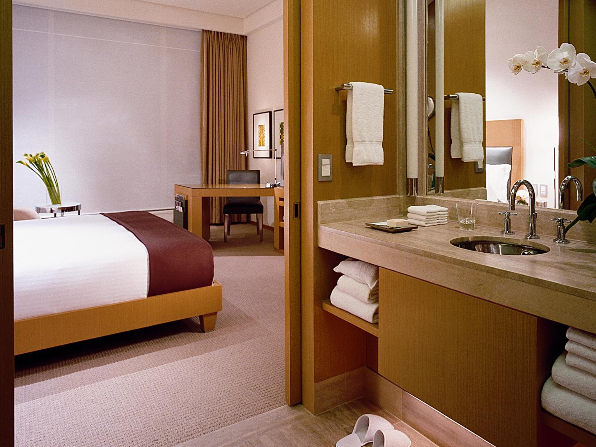 Twin Room with Bridge View - Photo 5