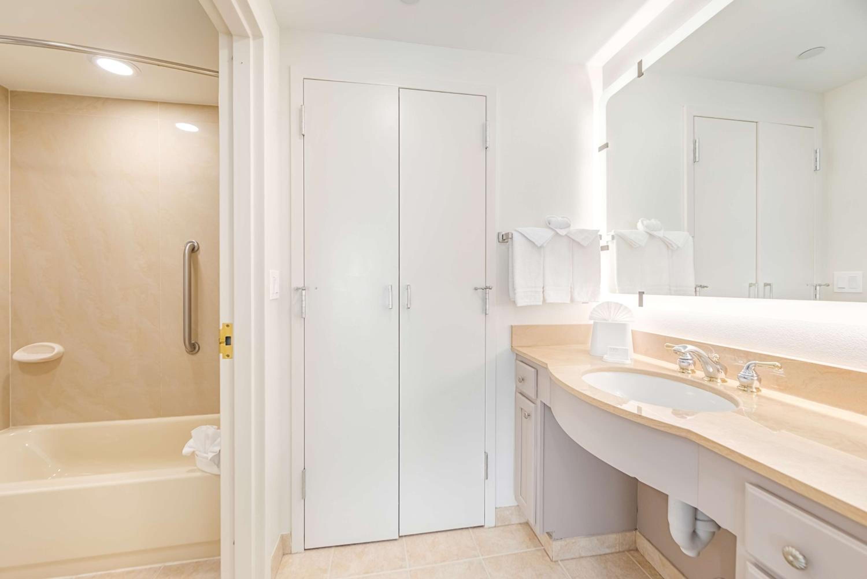 One-Bedroom King Suite - Non-Smoking - Photo 7