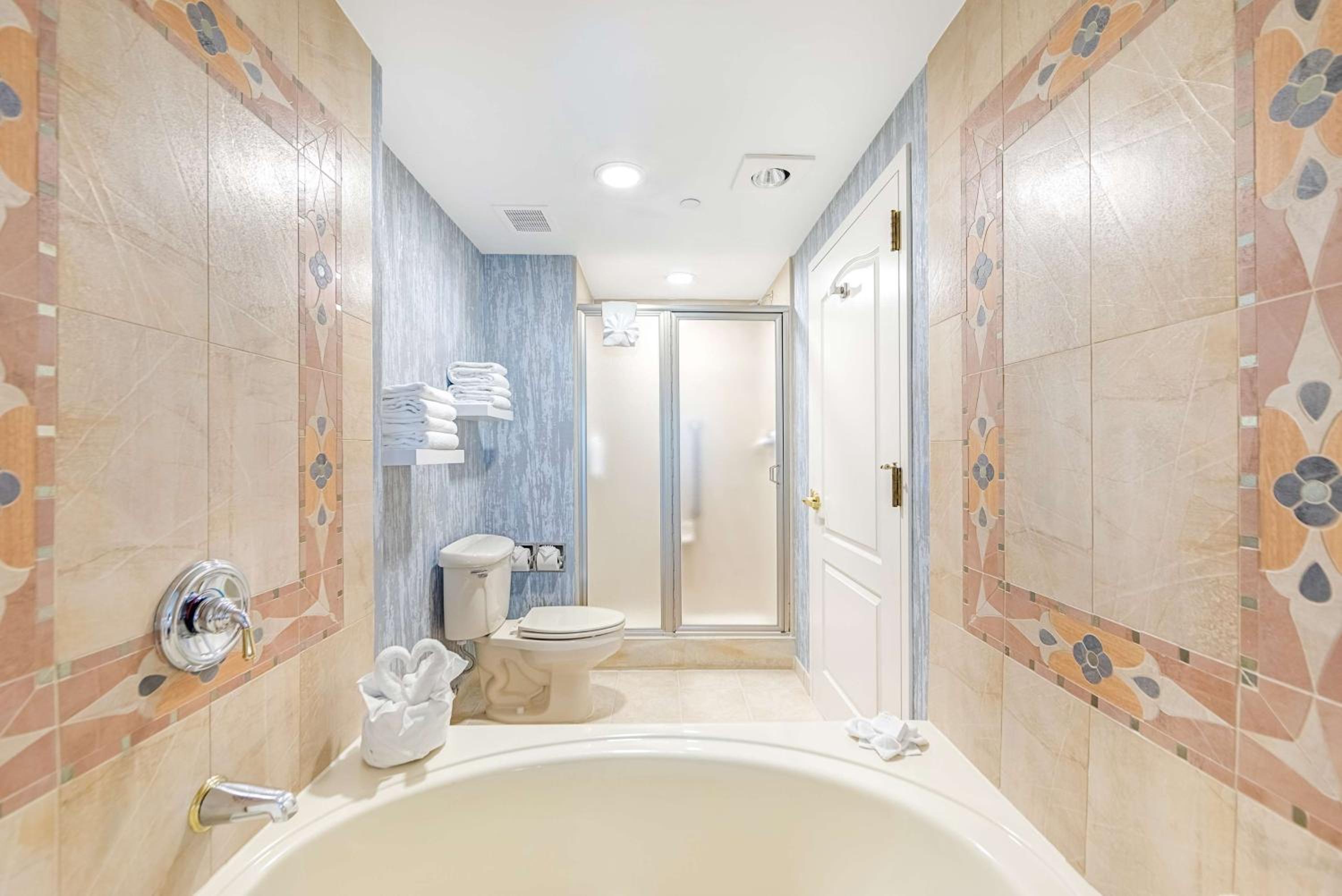 One-Bedroom Suite with Spa Bath - Photo 5