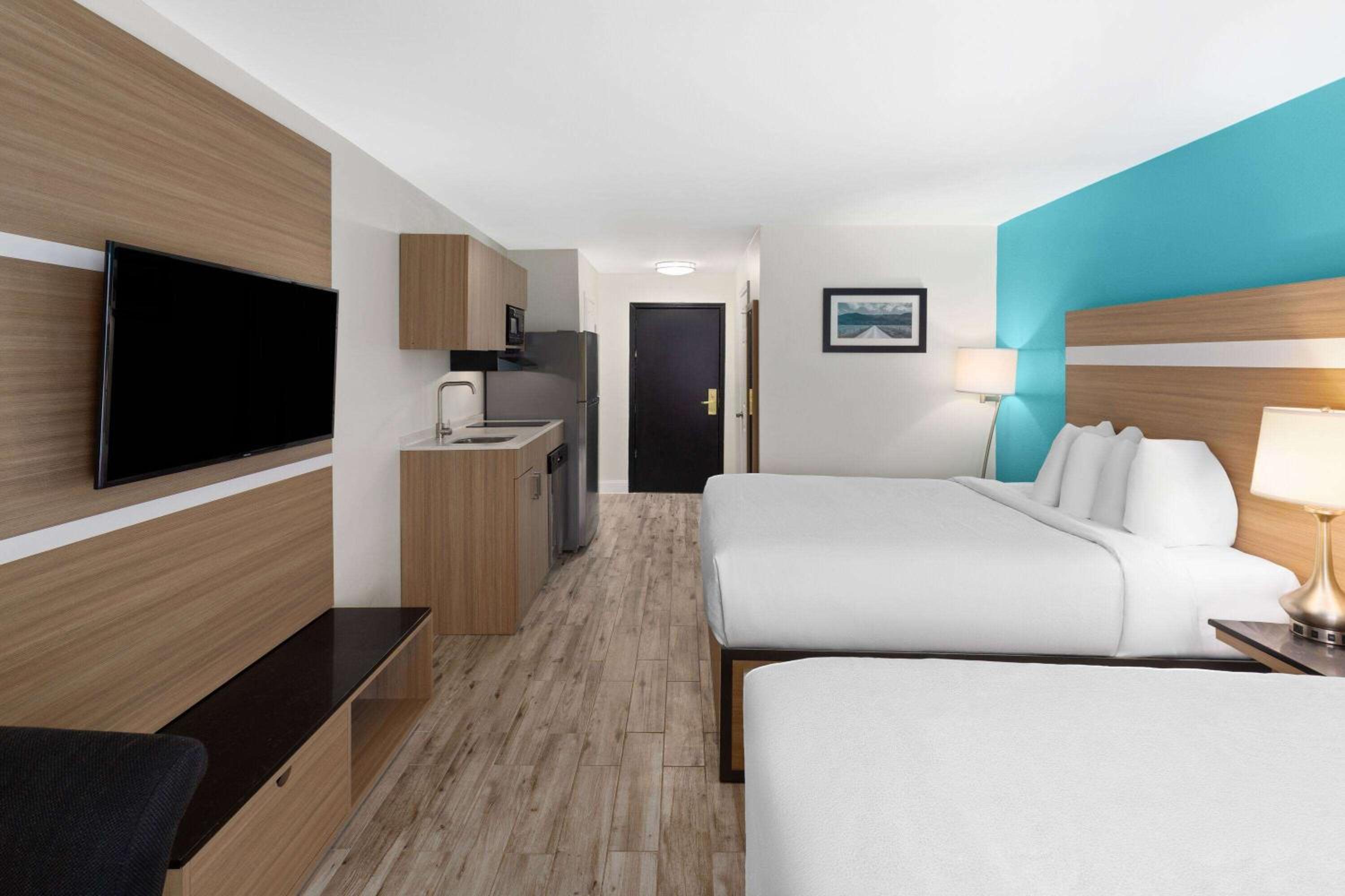 Queen Room with Two Queen Beds and Kitchenette - Non-Smoking photo 2