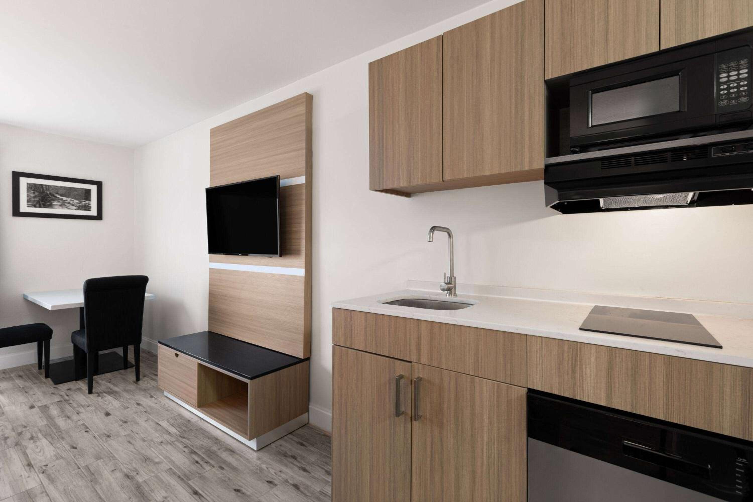 Queen Room with Two Queen Beds and Kitchenette - Non-Smoking photo 3