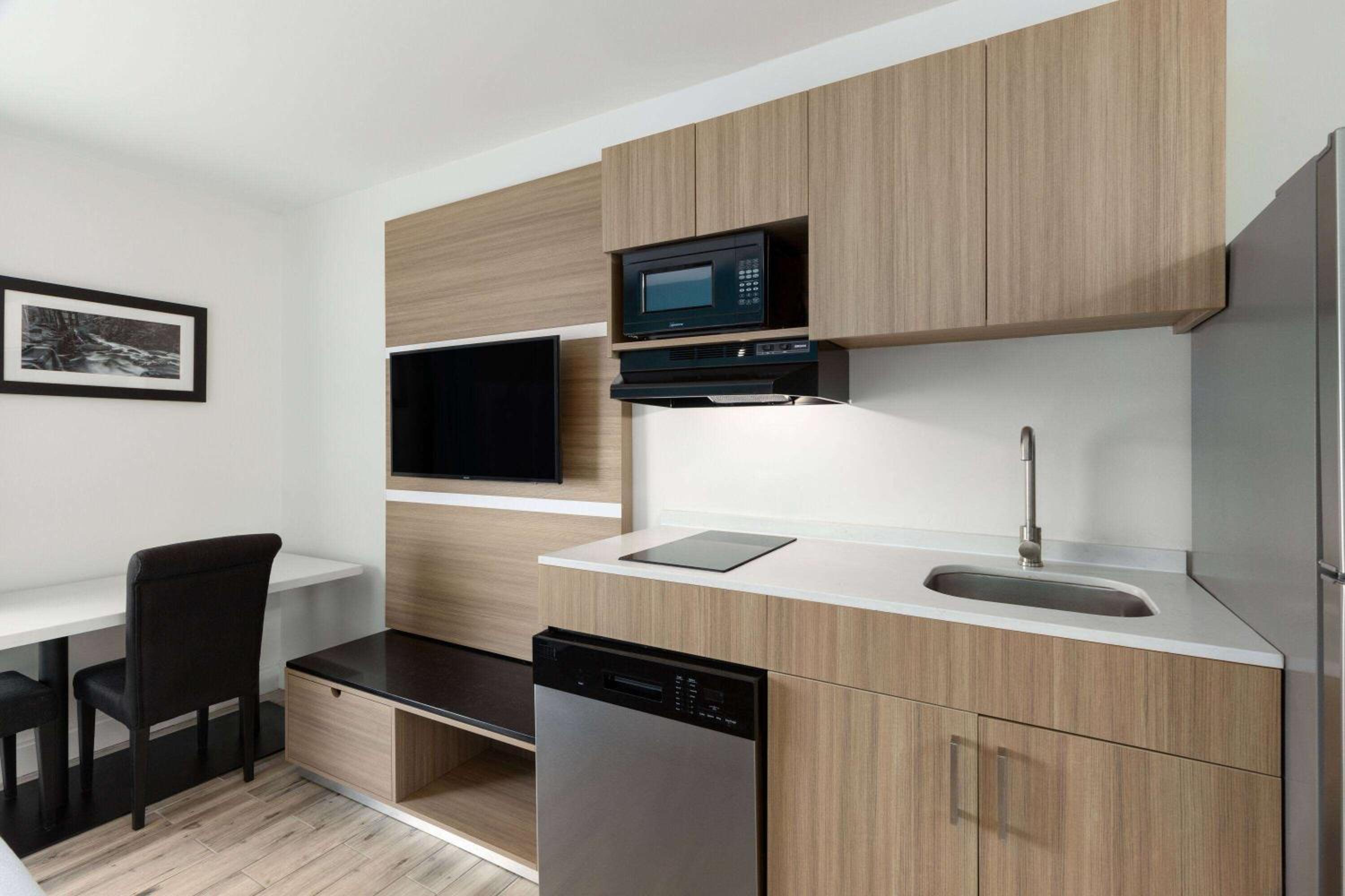 Queen Room with Kitchenette - Non-Smoking - Photo 3