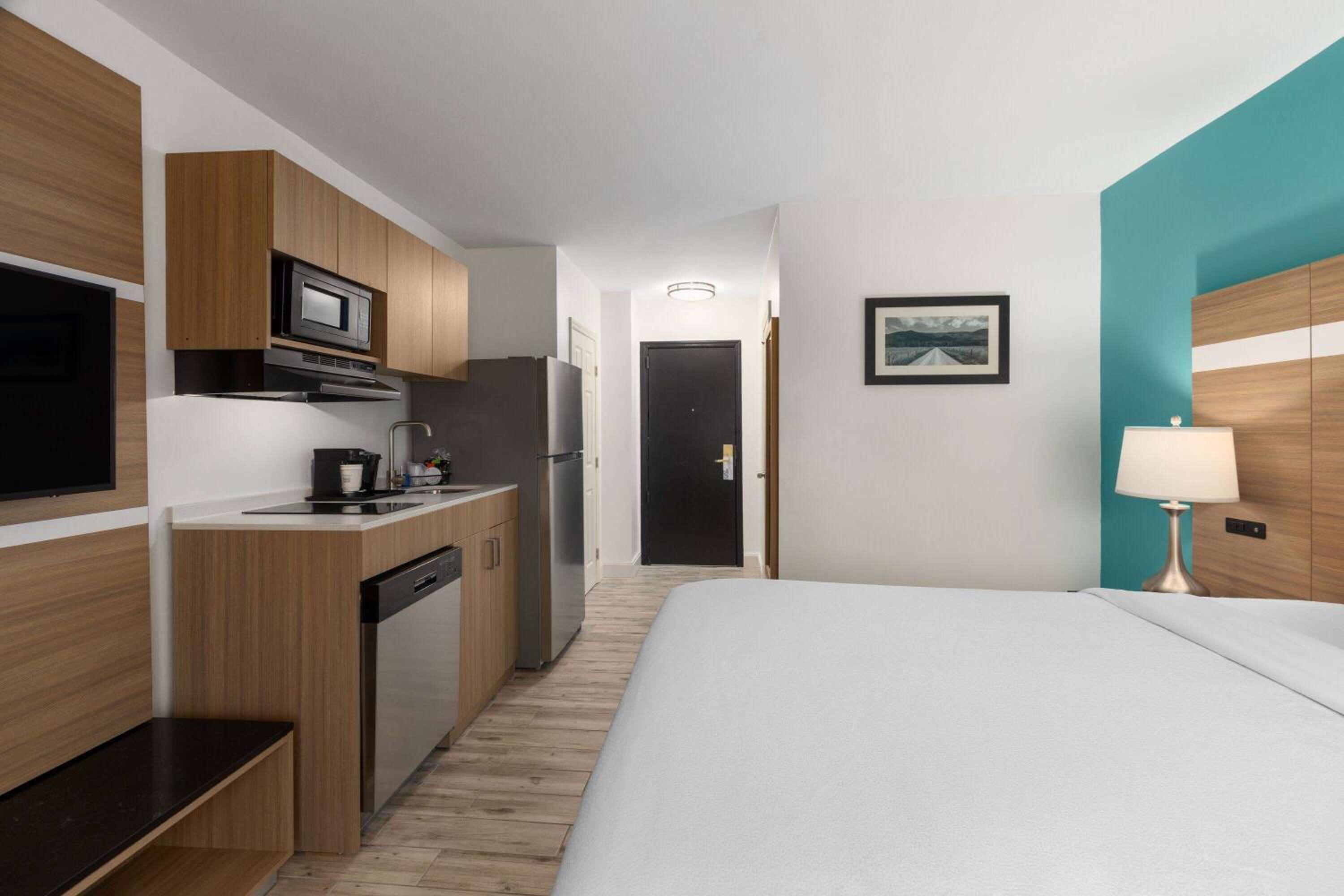 Queen Room with Kitchenette - Non-Smoking - Photo 2