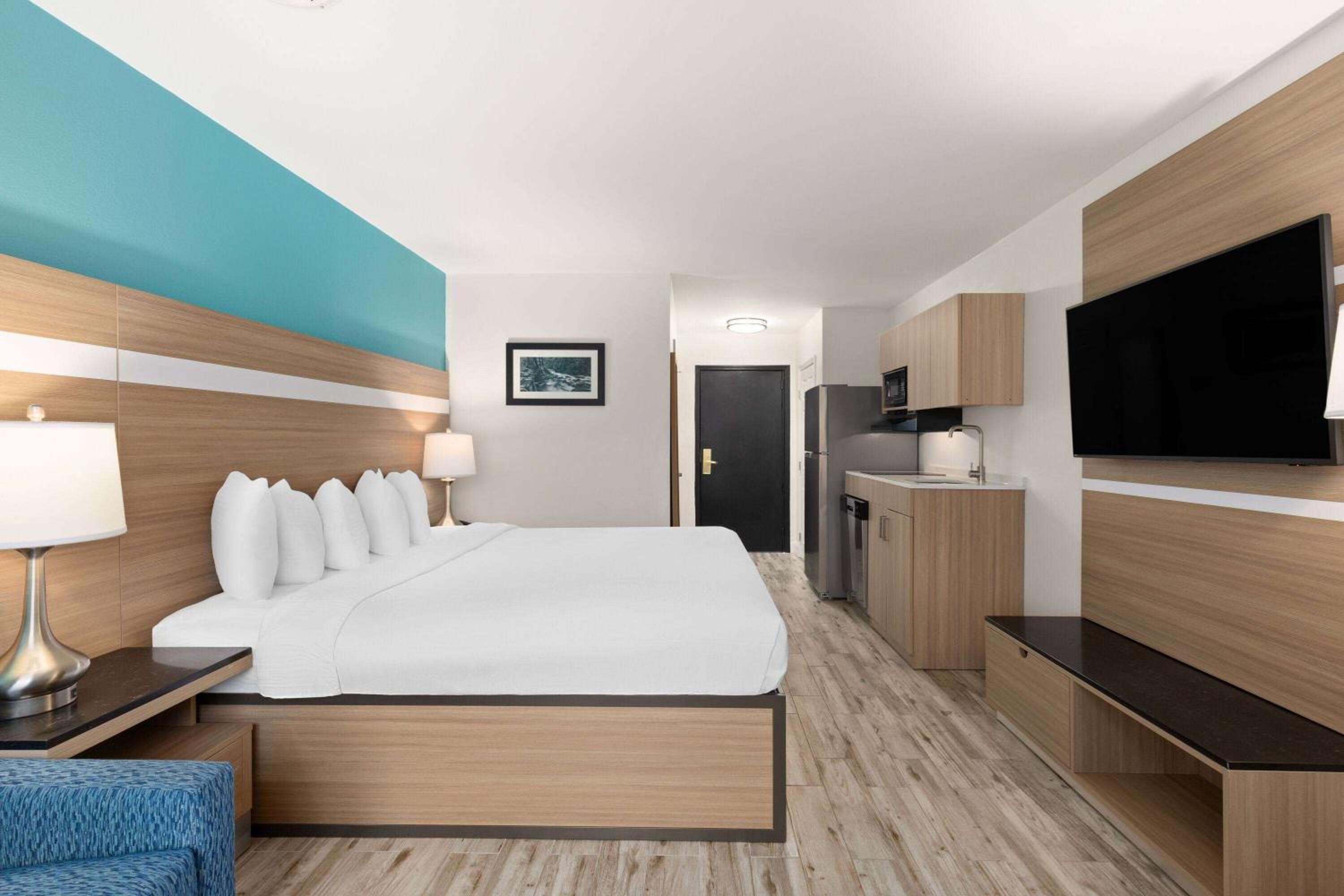 King Room With One King Bed and One Sofa Bed and Kitchenette - Non-Smoking  photo 2