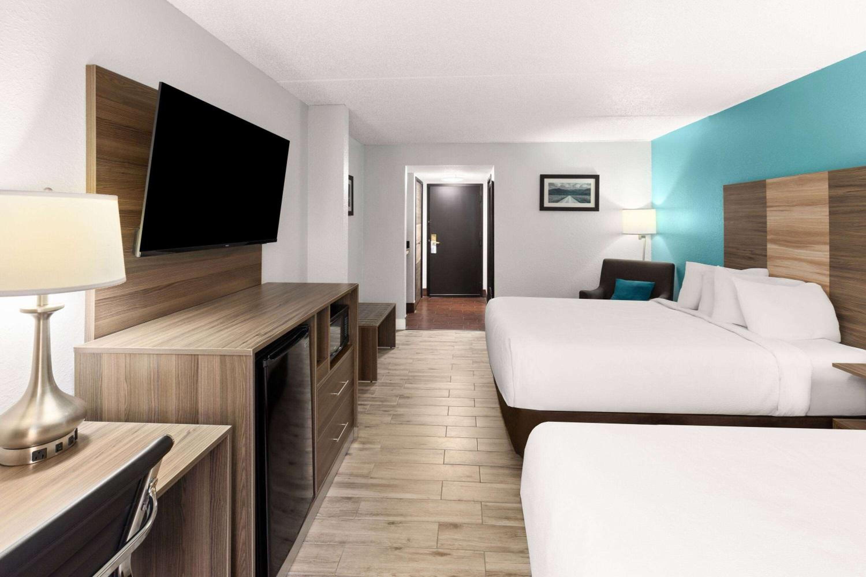 Queen Room with Two Queen Beds - Non-Smoking - Photo 2