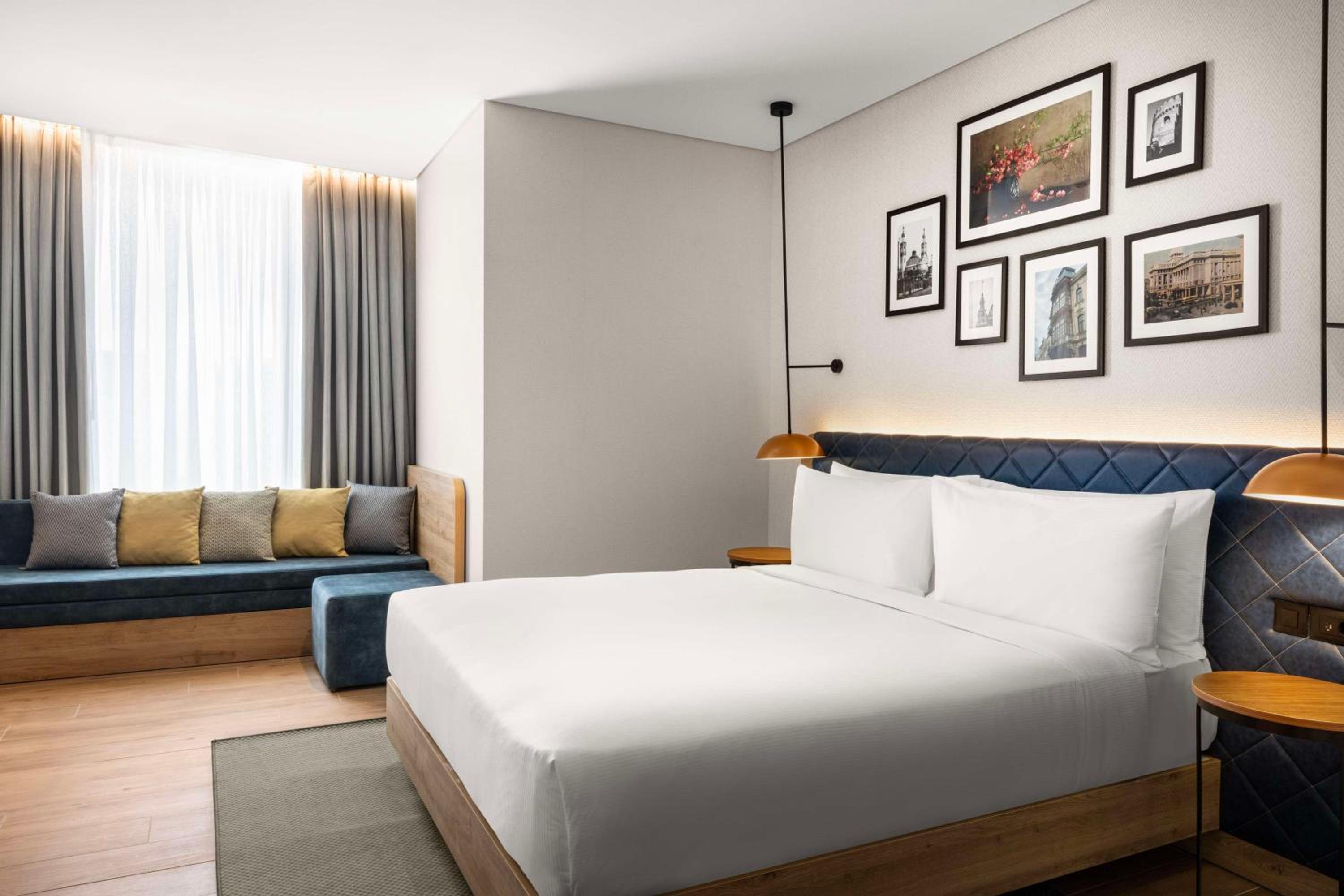 Deluxe King Room with Sofa Bed - City View