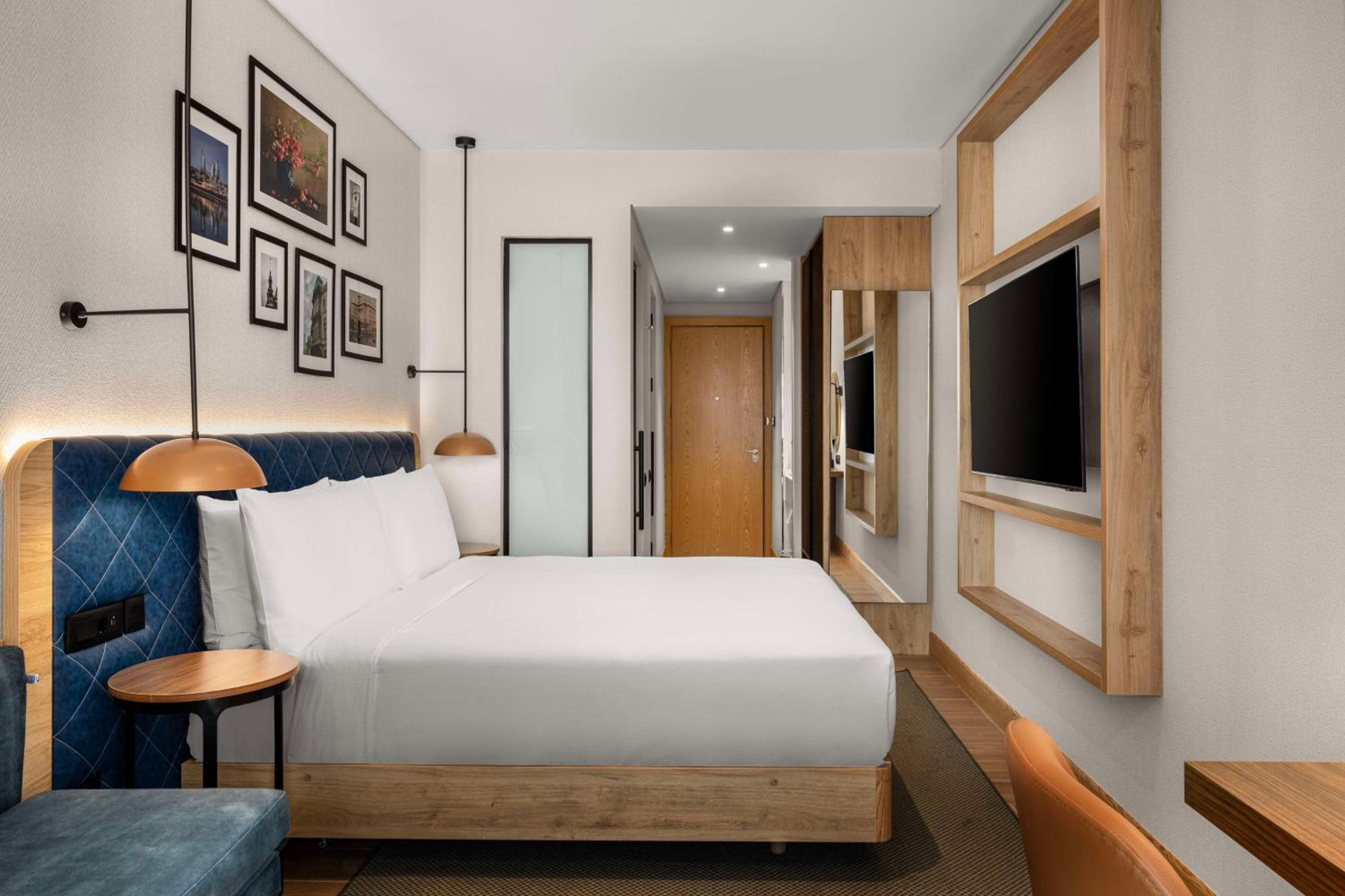 High Floor King Room with Sofa Bed