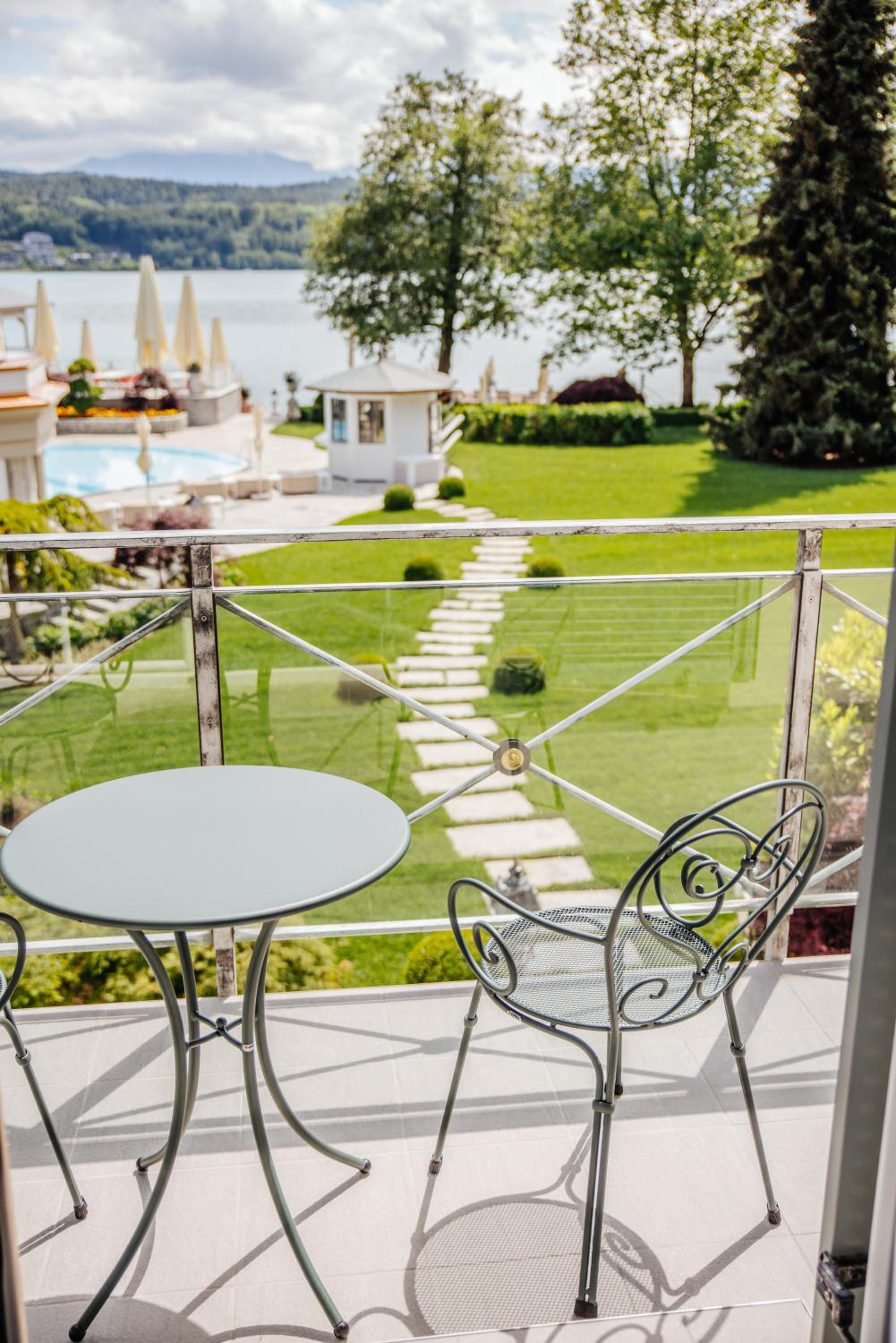Deluxe Double Room with Balcony and lateral Lake View - Photo 4