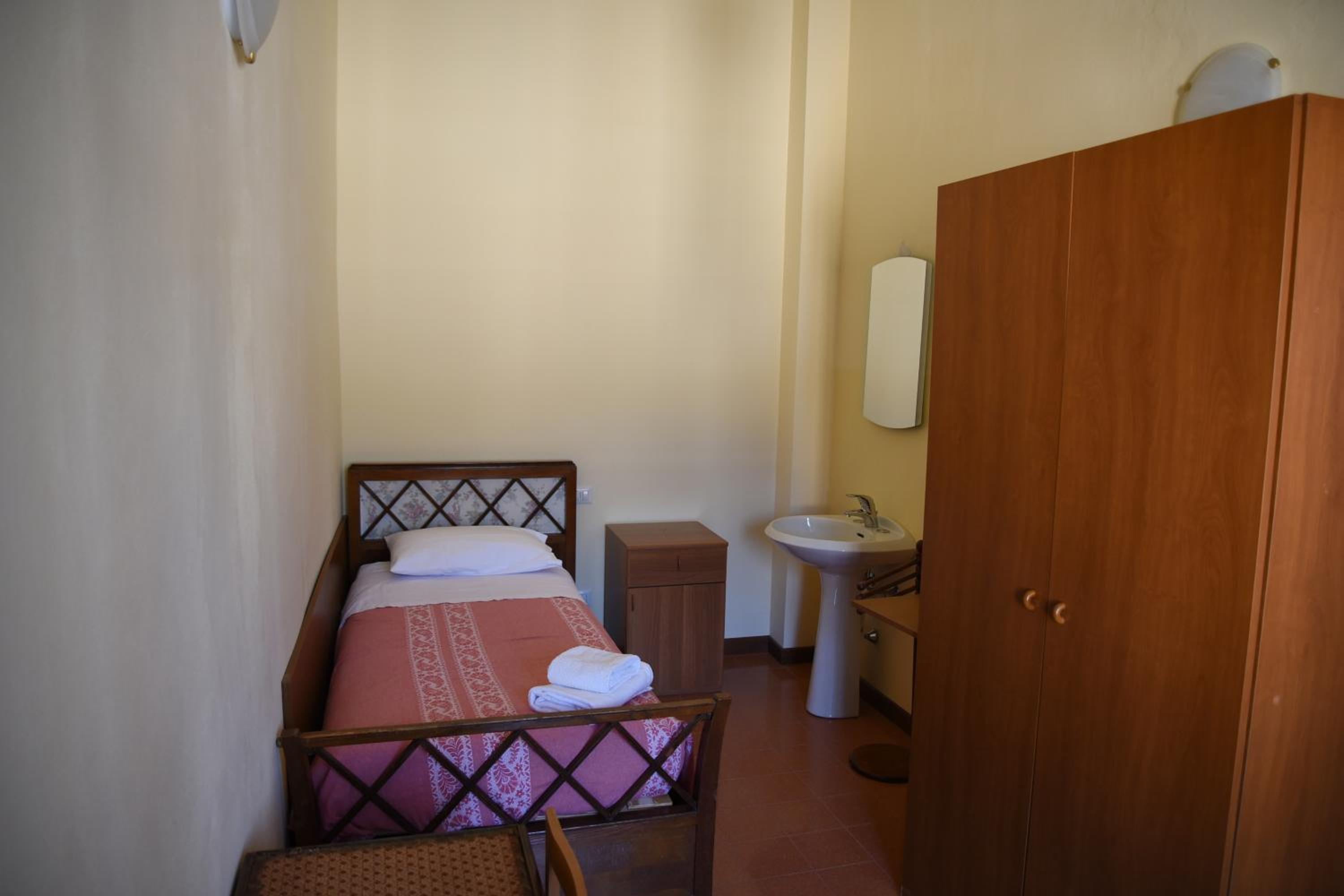 Single Room with Shared Bathroom photo 3