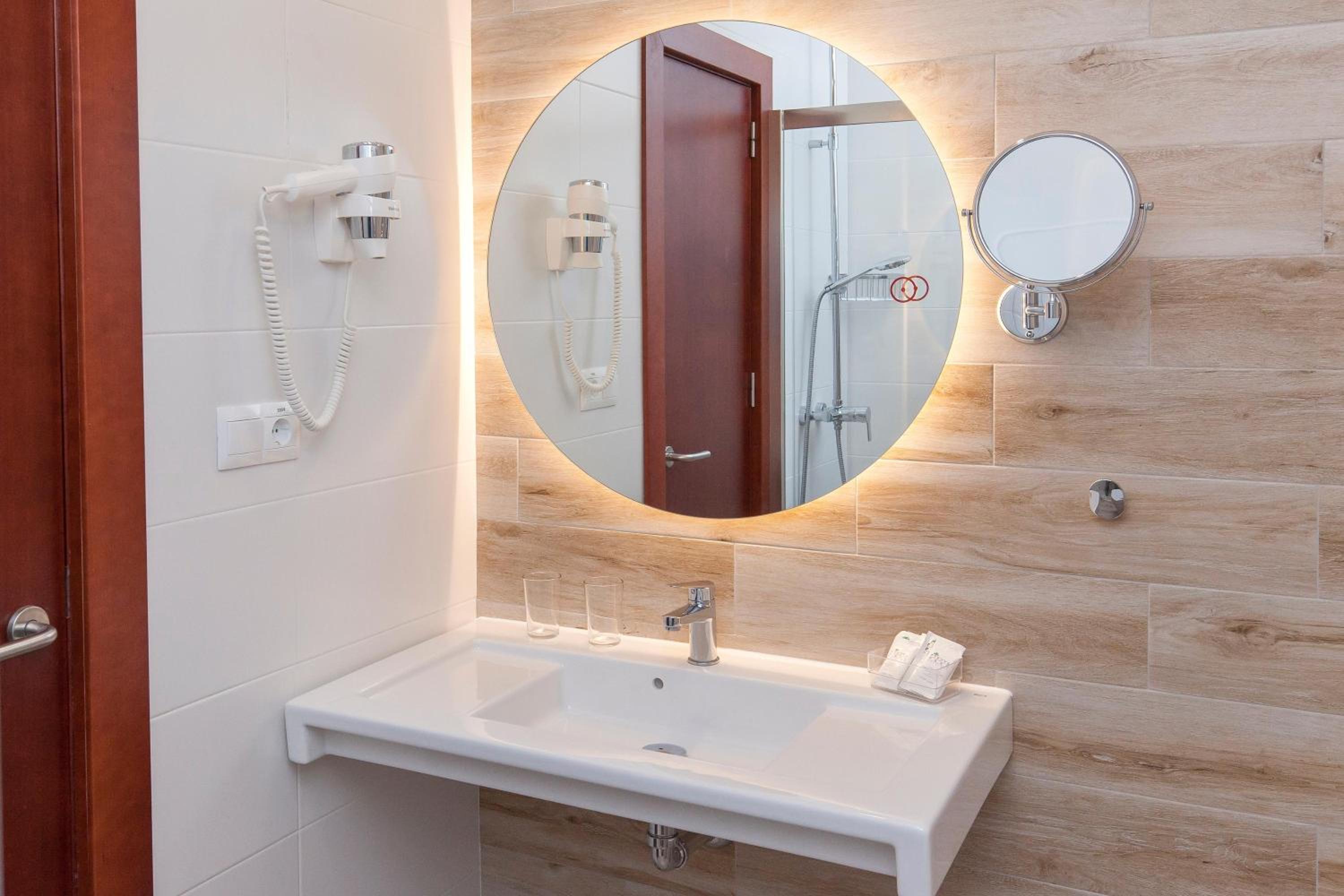 Comfort Double Room (1 Adult) - Photo 8