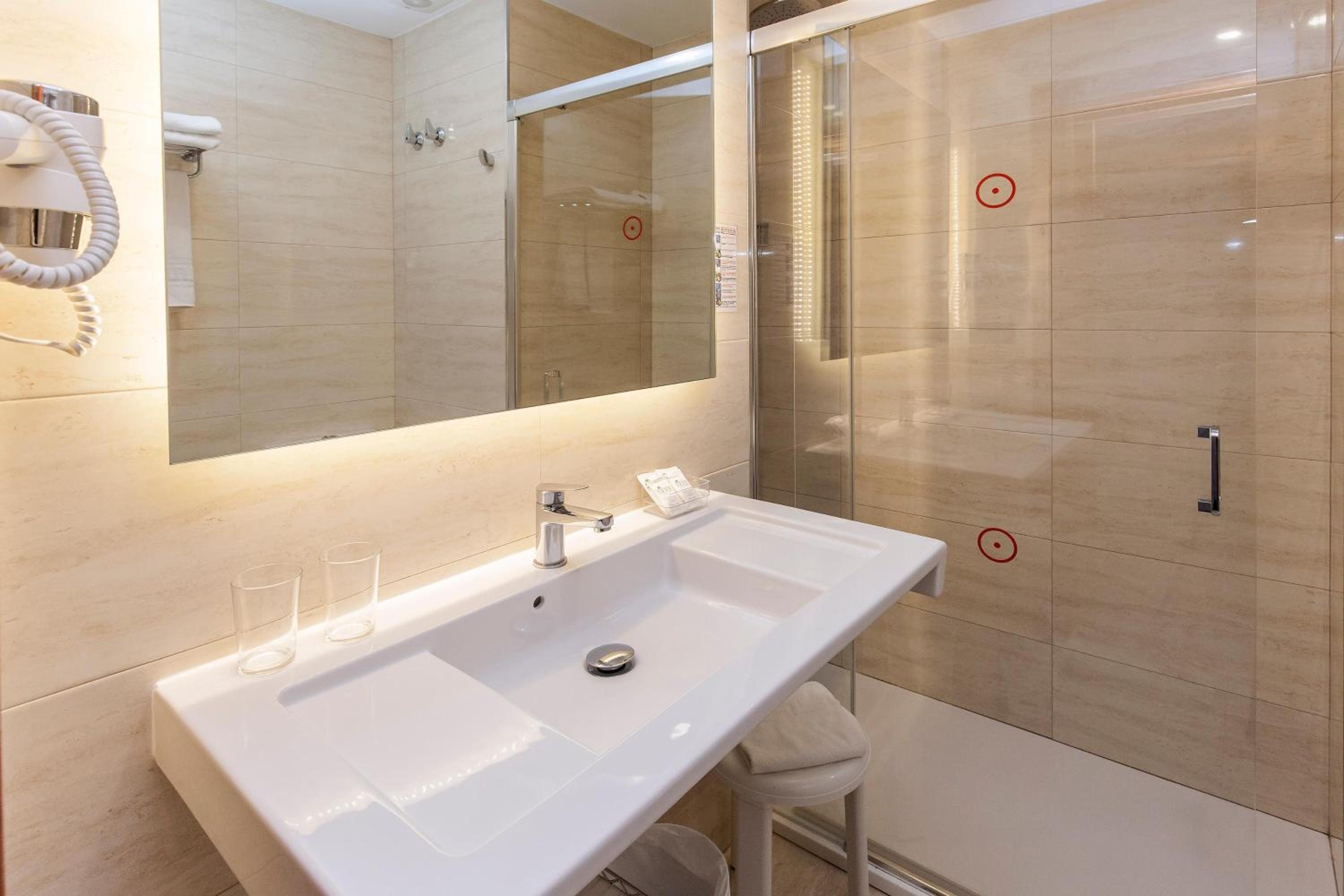 Essential Double Room (1 Adult) - Photo 5