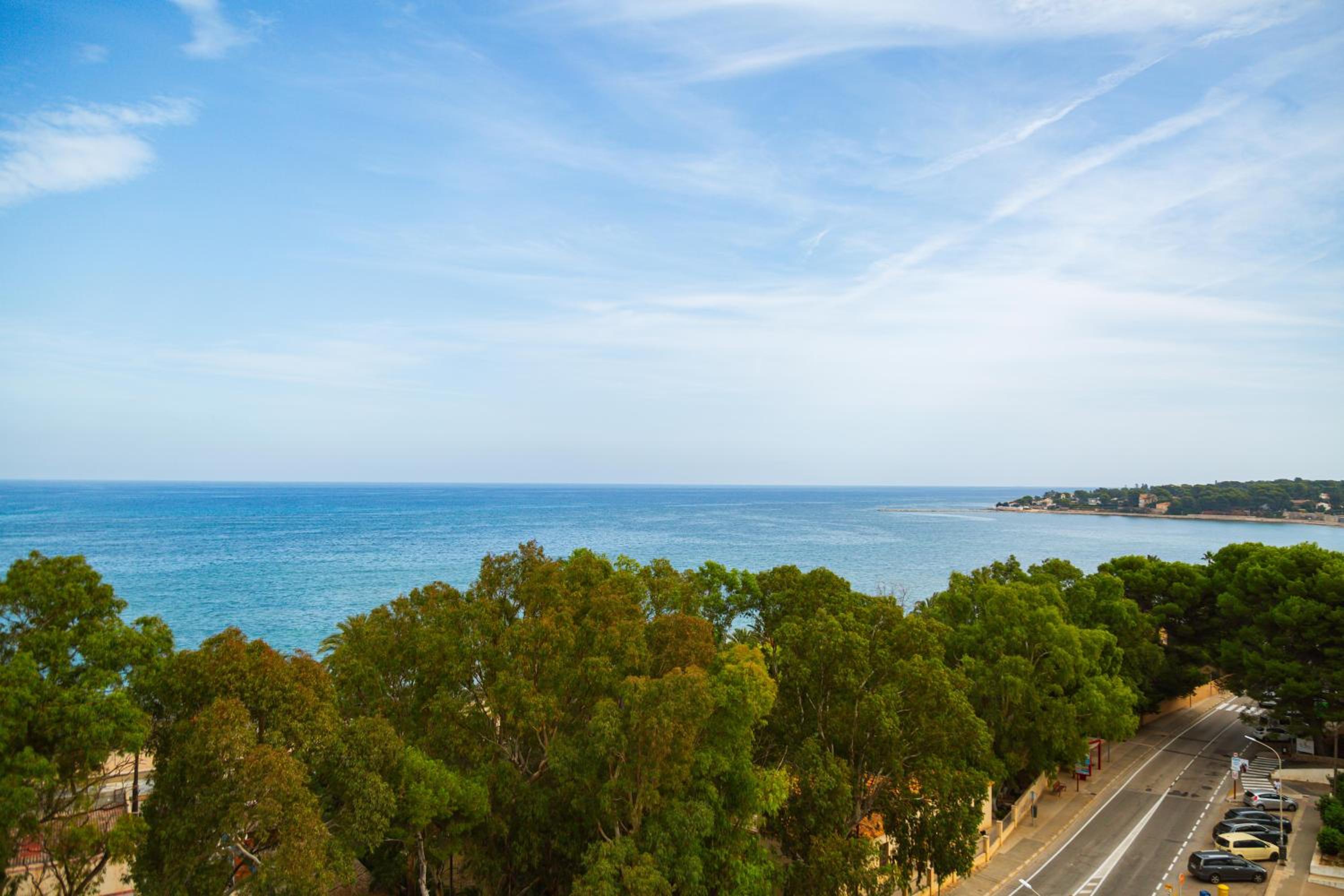Comfort Double Room with Sea View (1 Adult + 2 Children) thumbnail 5