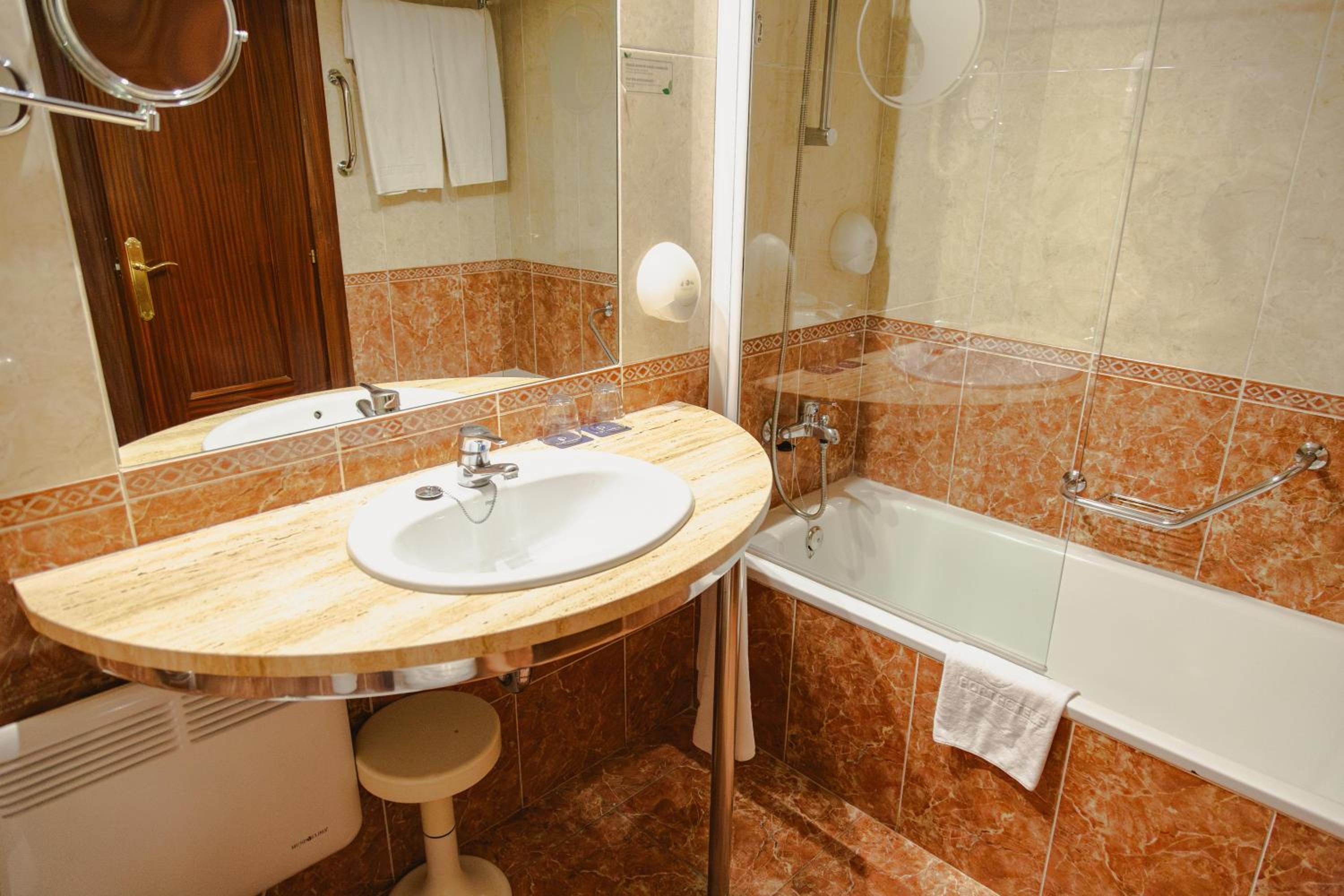 Essential Family Room (1 Adult)