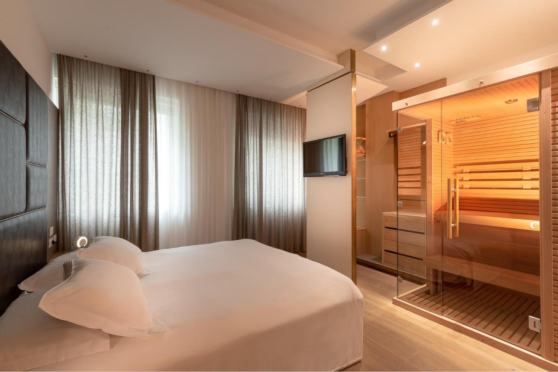 Junior Suite with Sauna - Photo 1