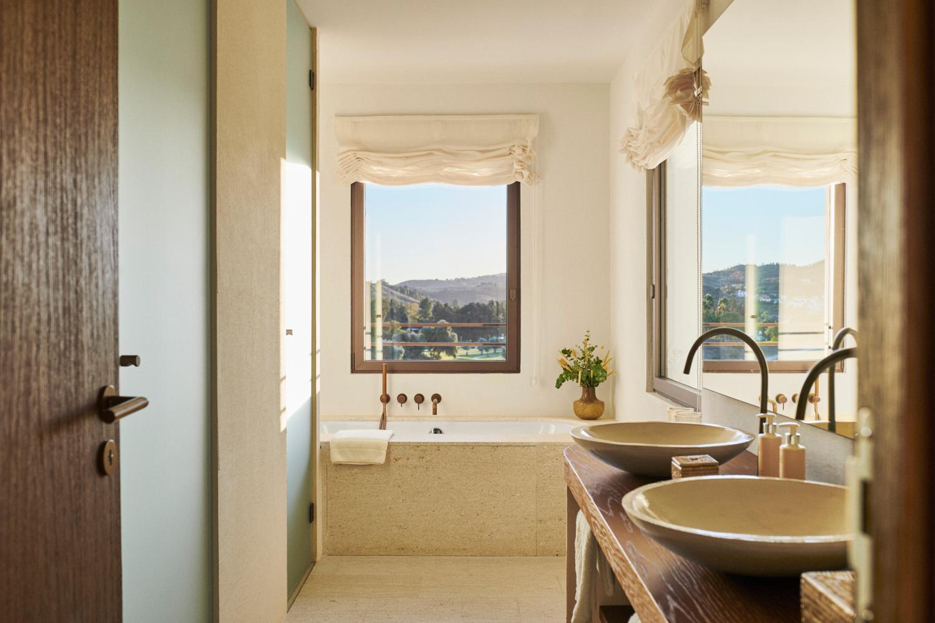Junior Suite with Sofa Bed and Golf View - Photo 4