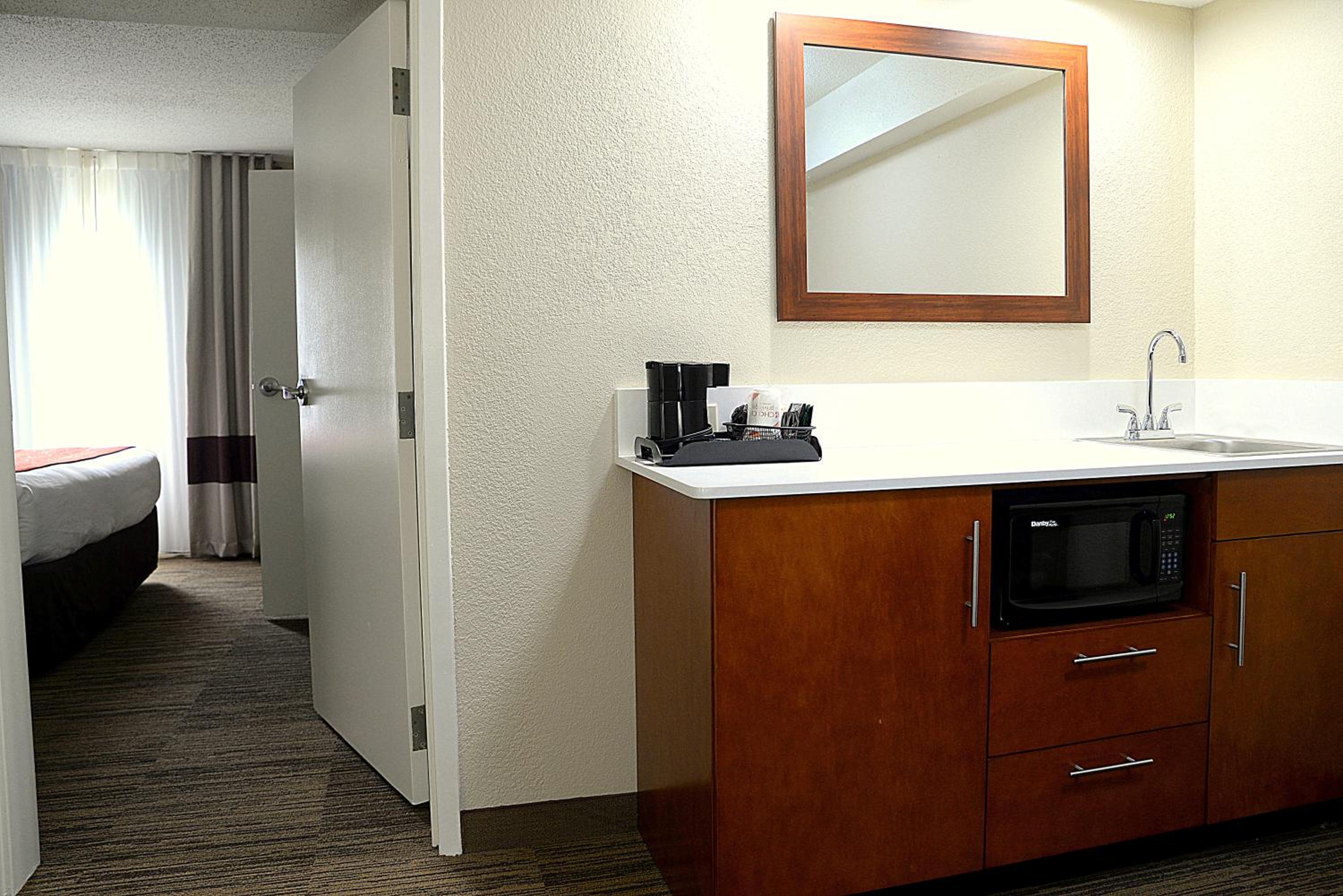 King Suite with Whirlpool - Non-smoking - Photo 1