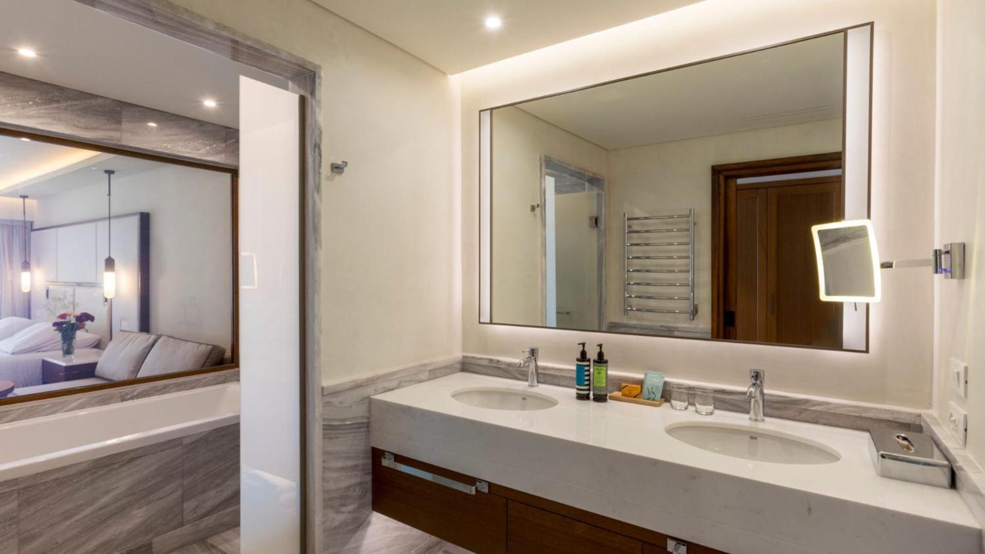 Premium Accessible Junior Suite - Photo 1