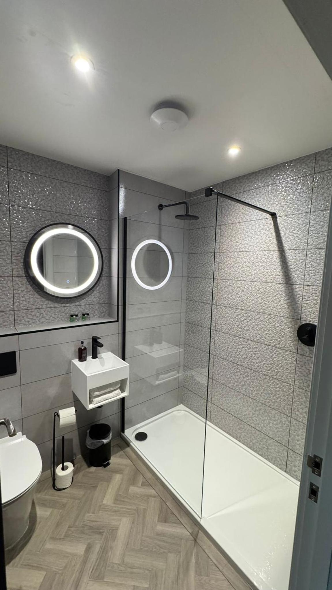 Deluxe King Room - Photo 1