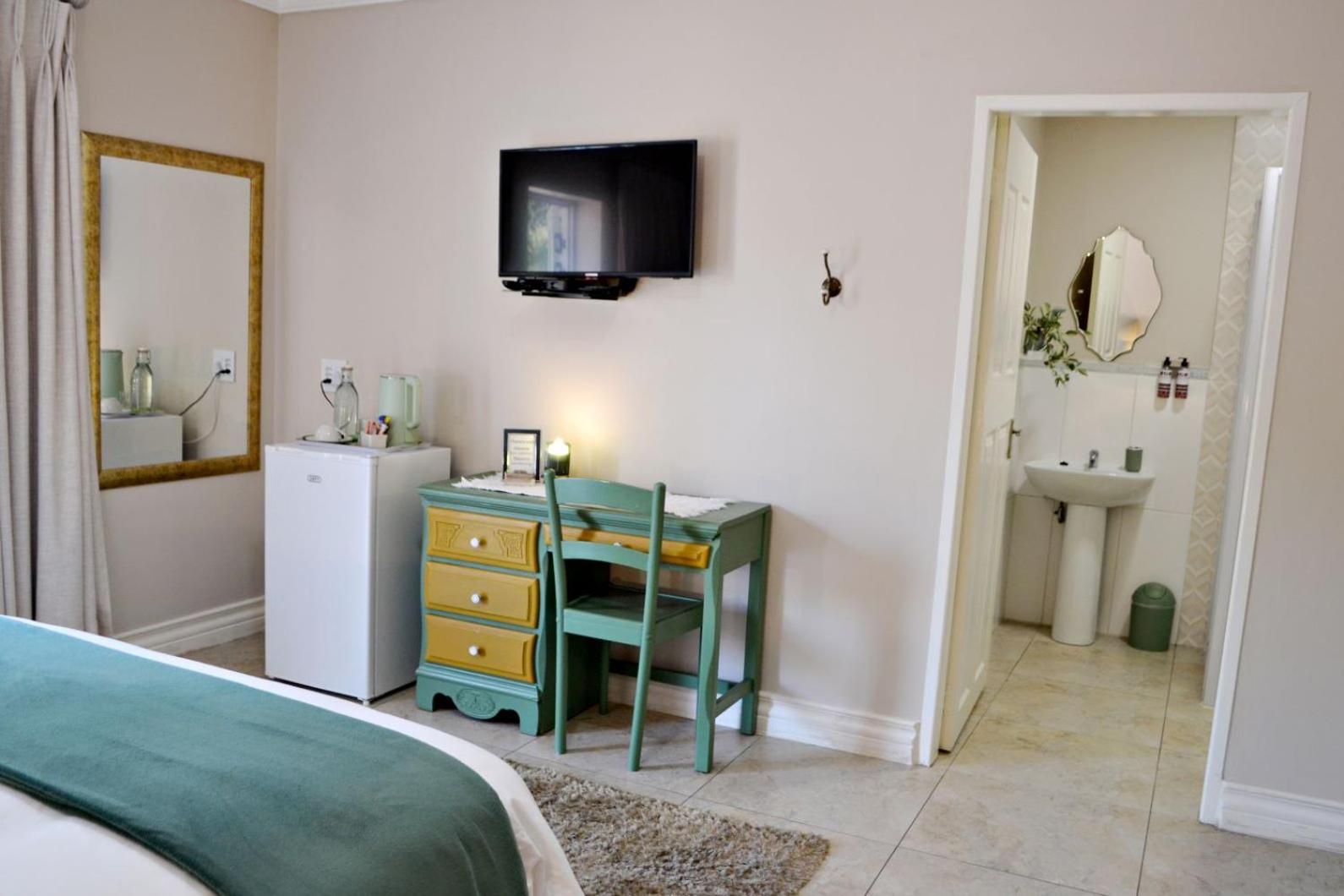 Queen Room with Balcony photo 1