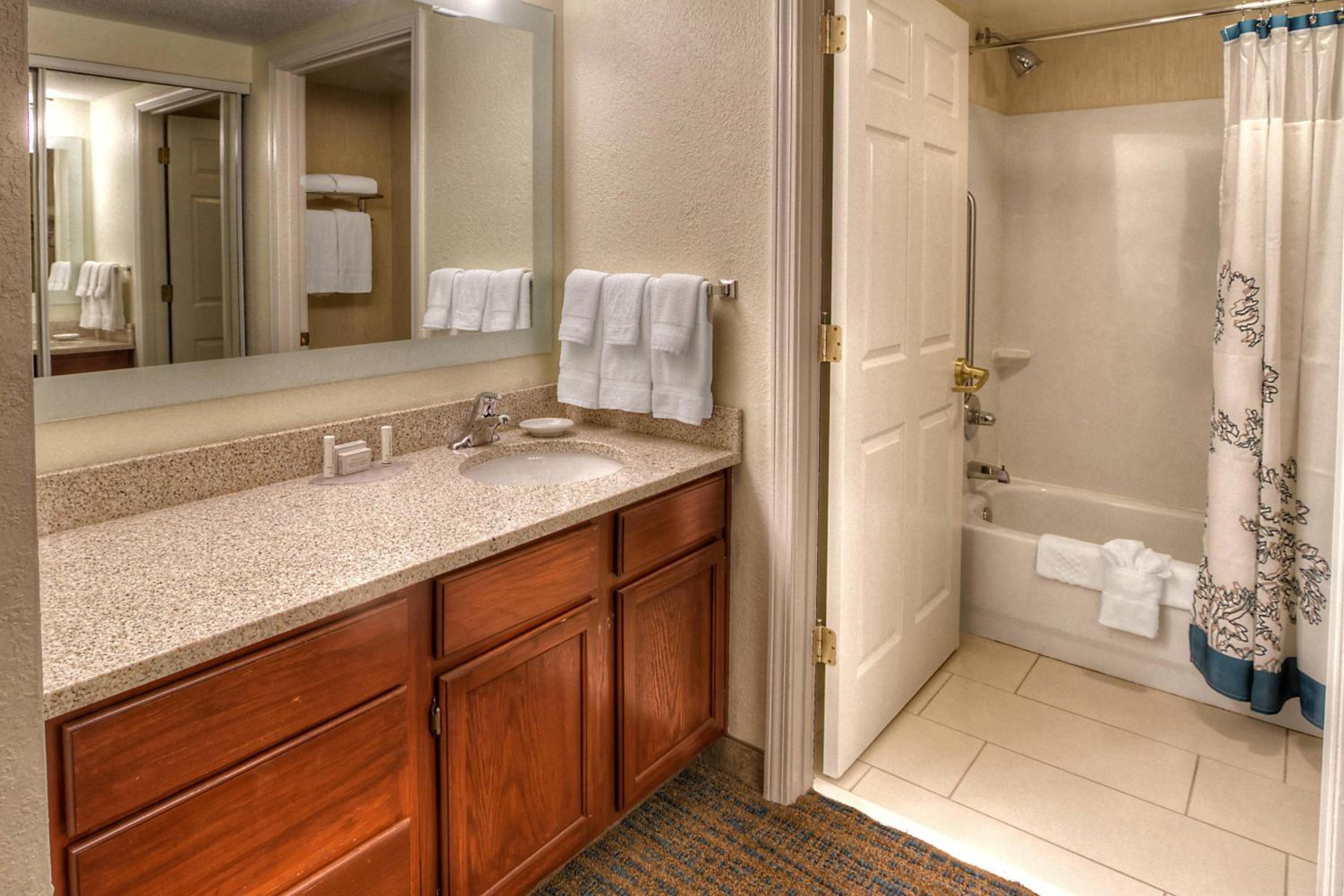 One-Bedroom Queen Suite with Sofa Bed and Adapted Tub - Mobility and Hearing Accessible photo 3