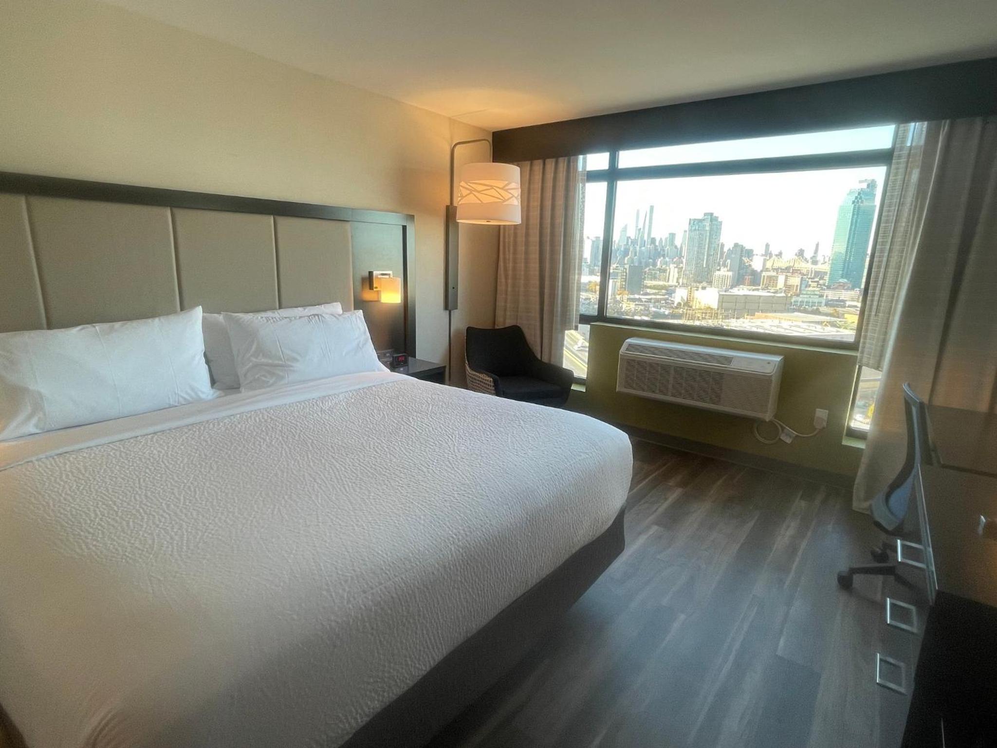 Standard King Room with Skyline View - Photo 2
