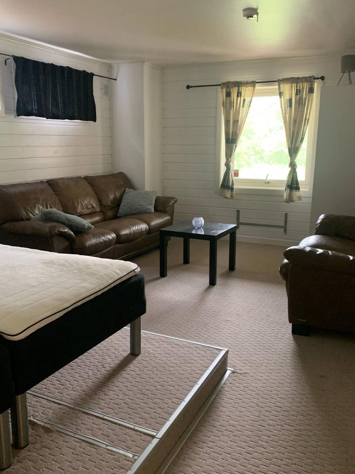Six-Bedroom House photo 2