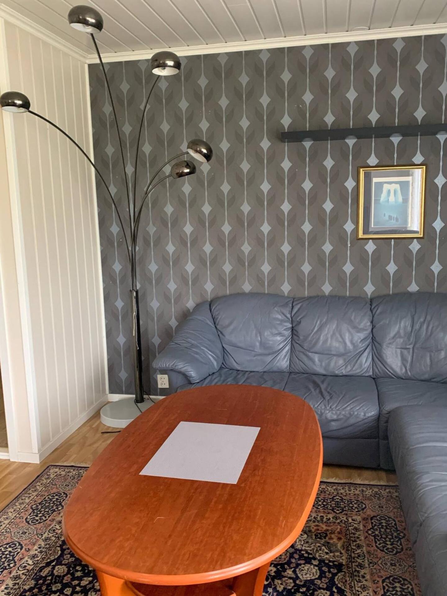 Six-Bedroom House photo 3